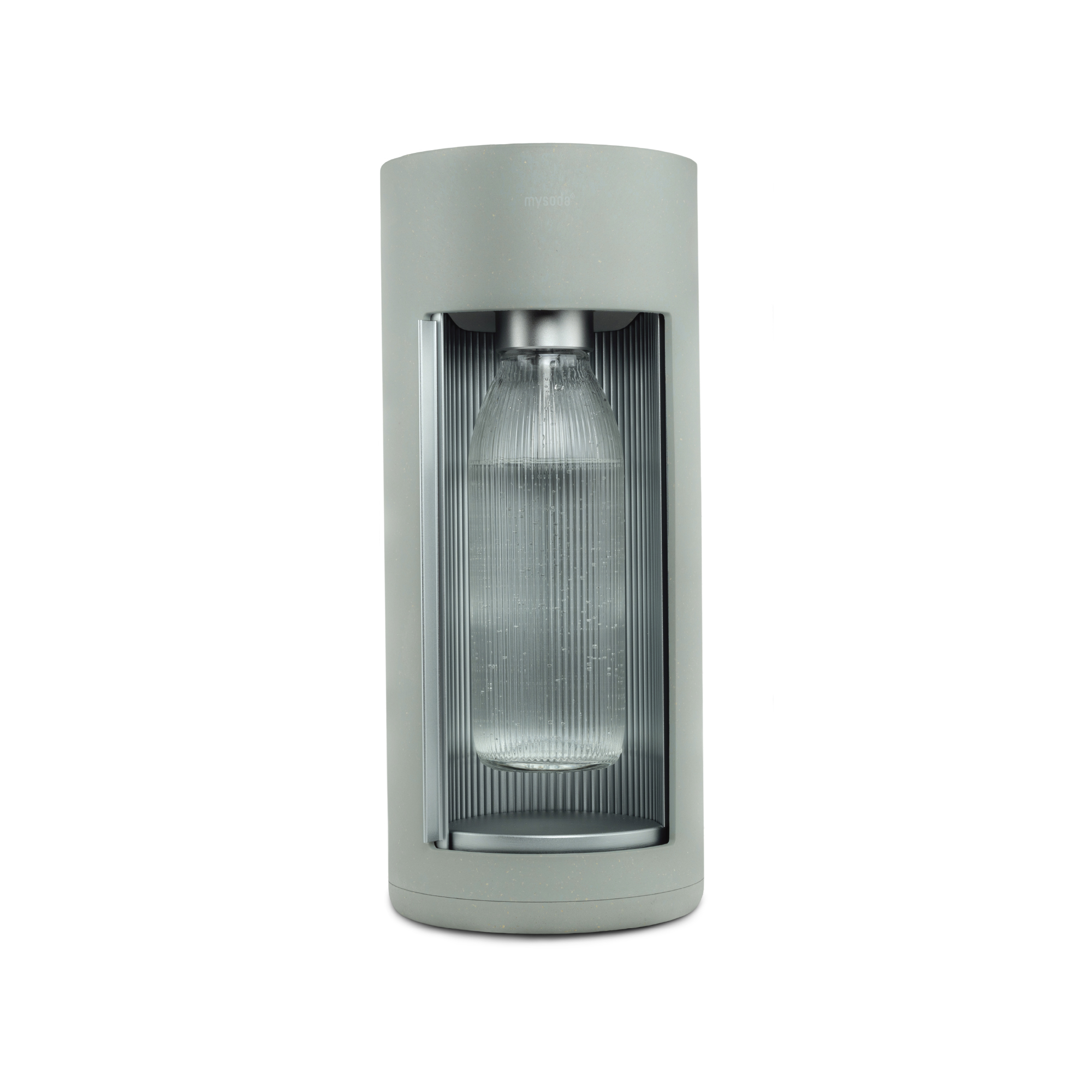 Sodamaker; lichtgrijze, cilindrische behuizing met een doorzichtige fles met water.
