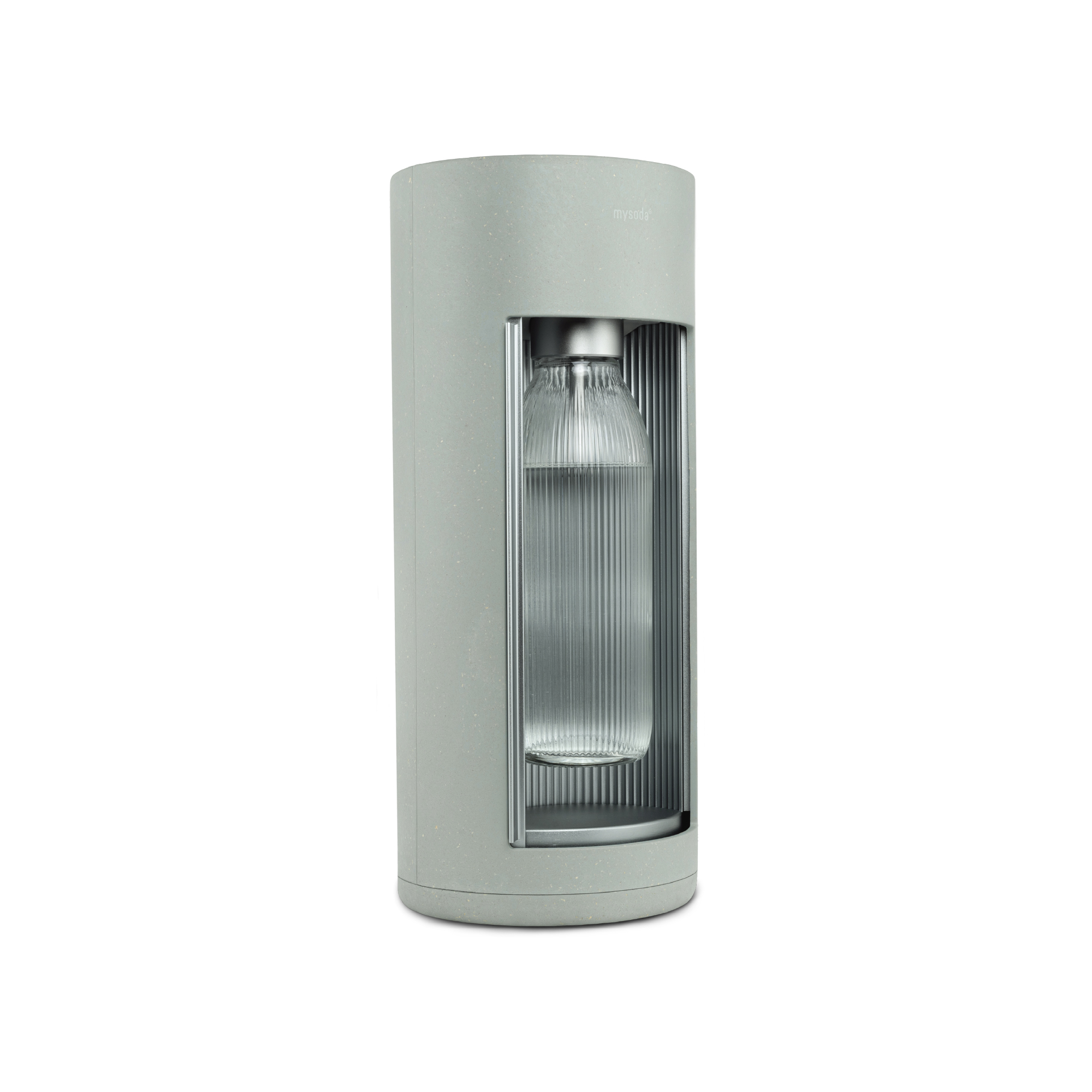 Moderne sodamaker, grijze kleur, hoog met een transparante fles binnenin.