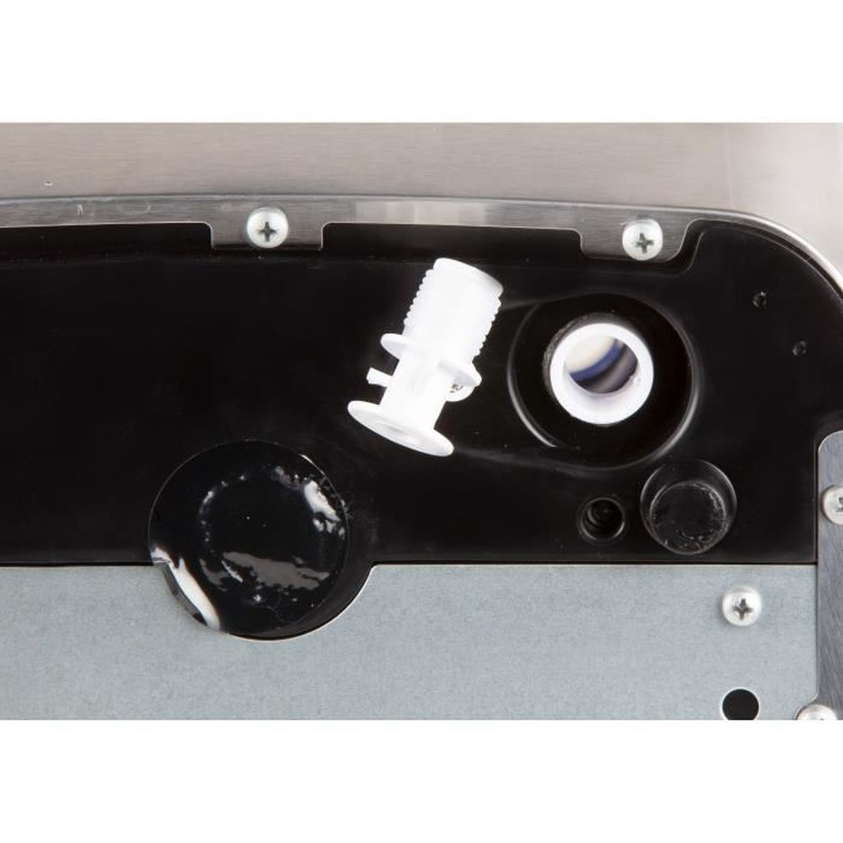 Zbliżenie białego plastikowego elementu z białą dyszą, czarnym obszarem i metalowymi detalami.