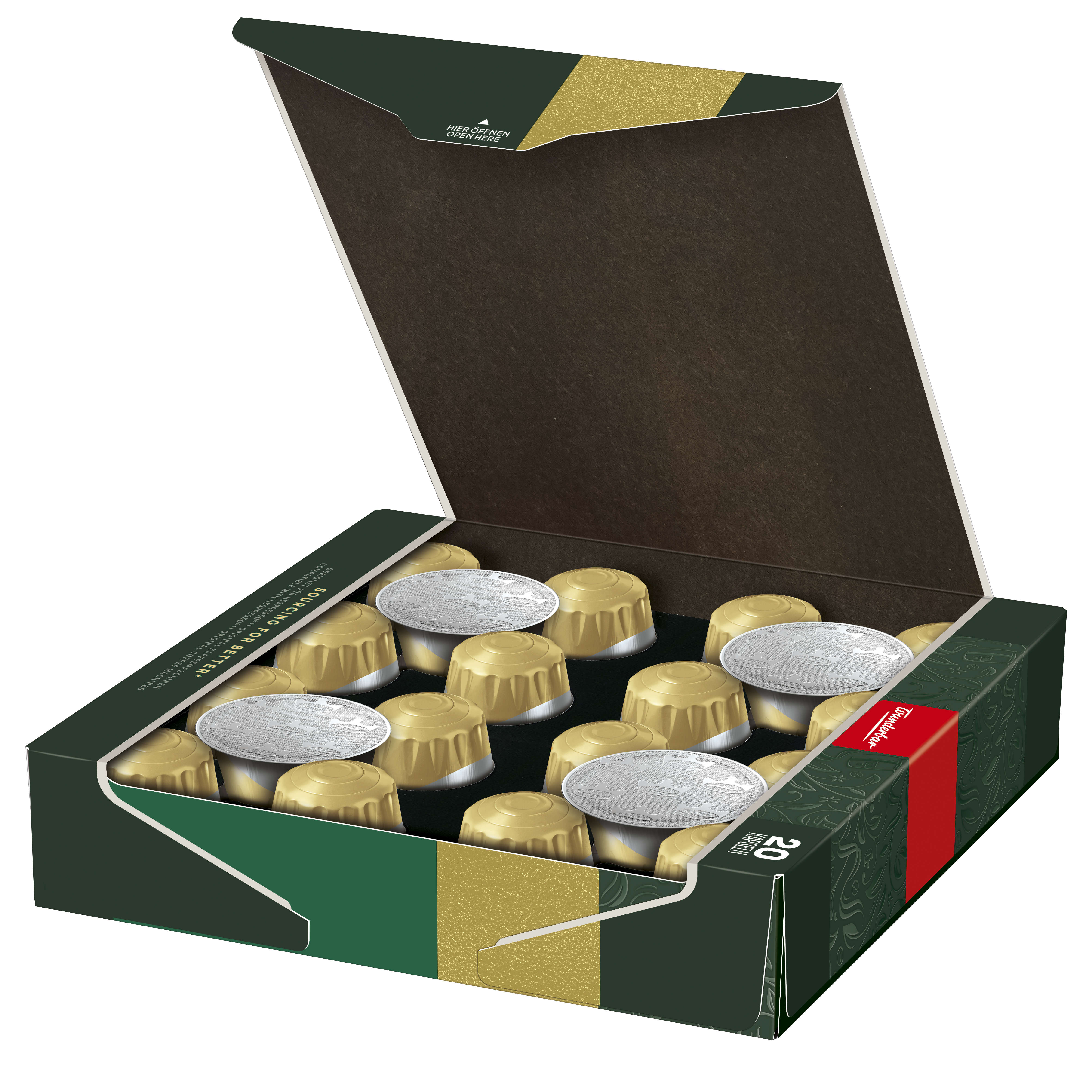 Eine Schachtel mit Kaffeepads. Die Box ist grün und hat einen roten Streifen. Die Pads sind goldfarben.