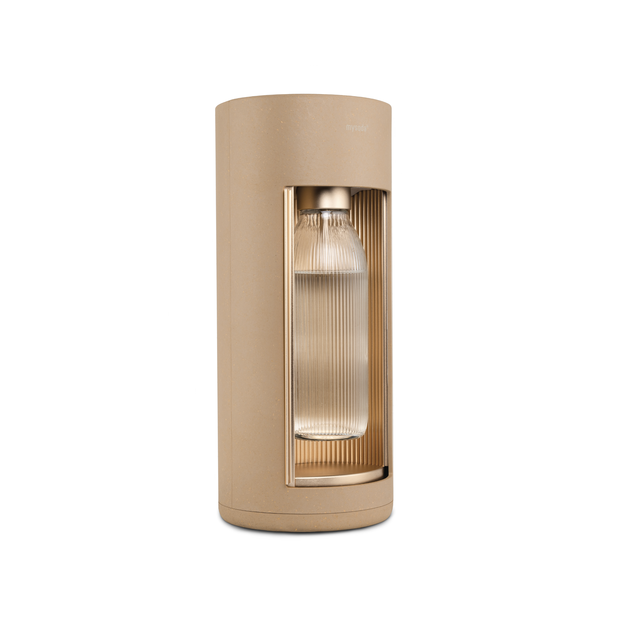 Een beige waterfles in een beige behuizing. De fles is transparant. Zwarte achtergrond.