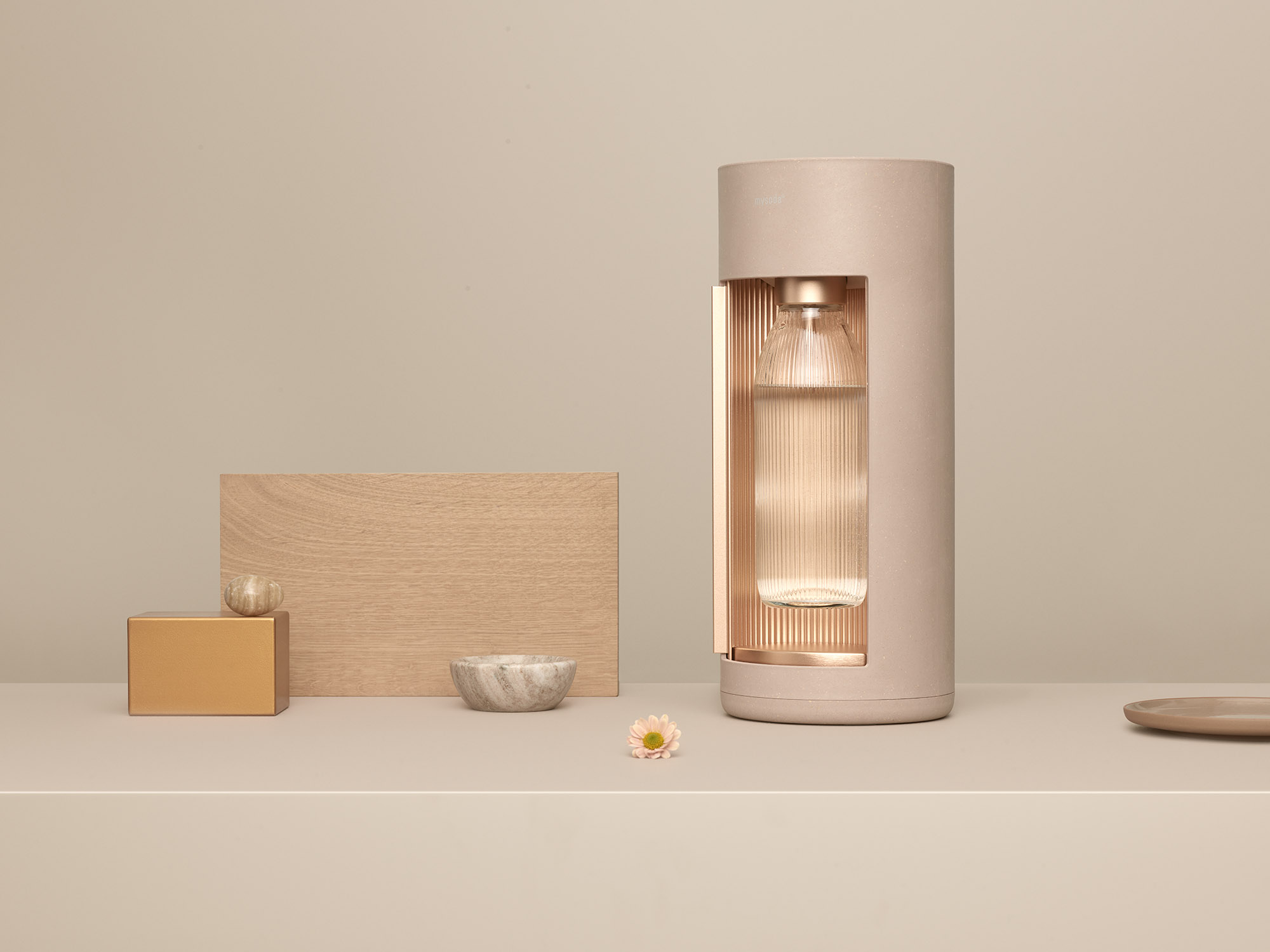 Moderne waterdispenser met glazen fles. Beige achtergrond, houten blok.