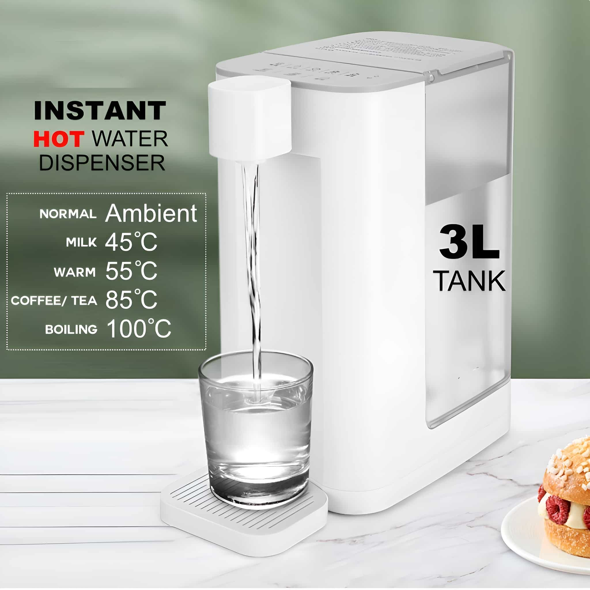 Ein weißer Sofort-Heißwasserspender mit einem Glas Wasser und einem kleinen Snack auf einem Tisch.
