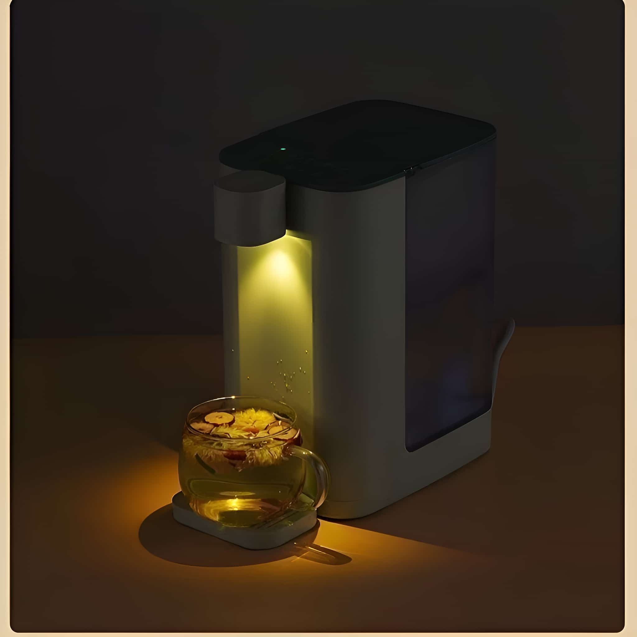 Glas Tee mit Blumen und weißem Spender mit grünem Deckel, auf Holzoberfläche.