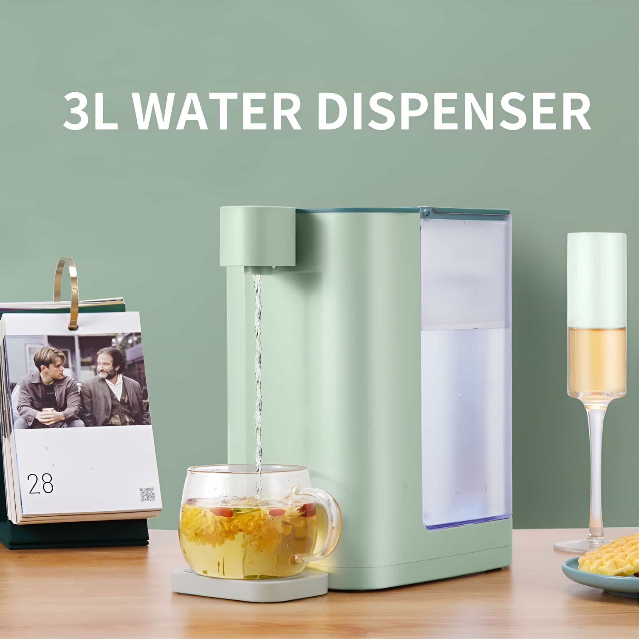 Ein Wasserspender gießt Wasser in ein Glas mit Blumen. Ein Kalender und ein Weinglas sind in der Nähe.