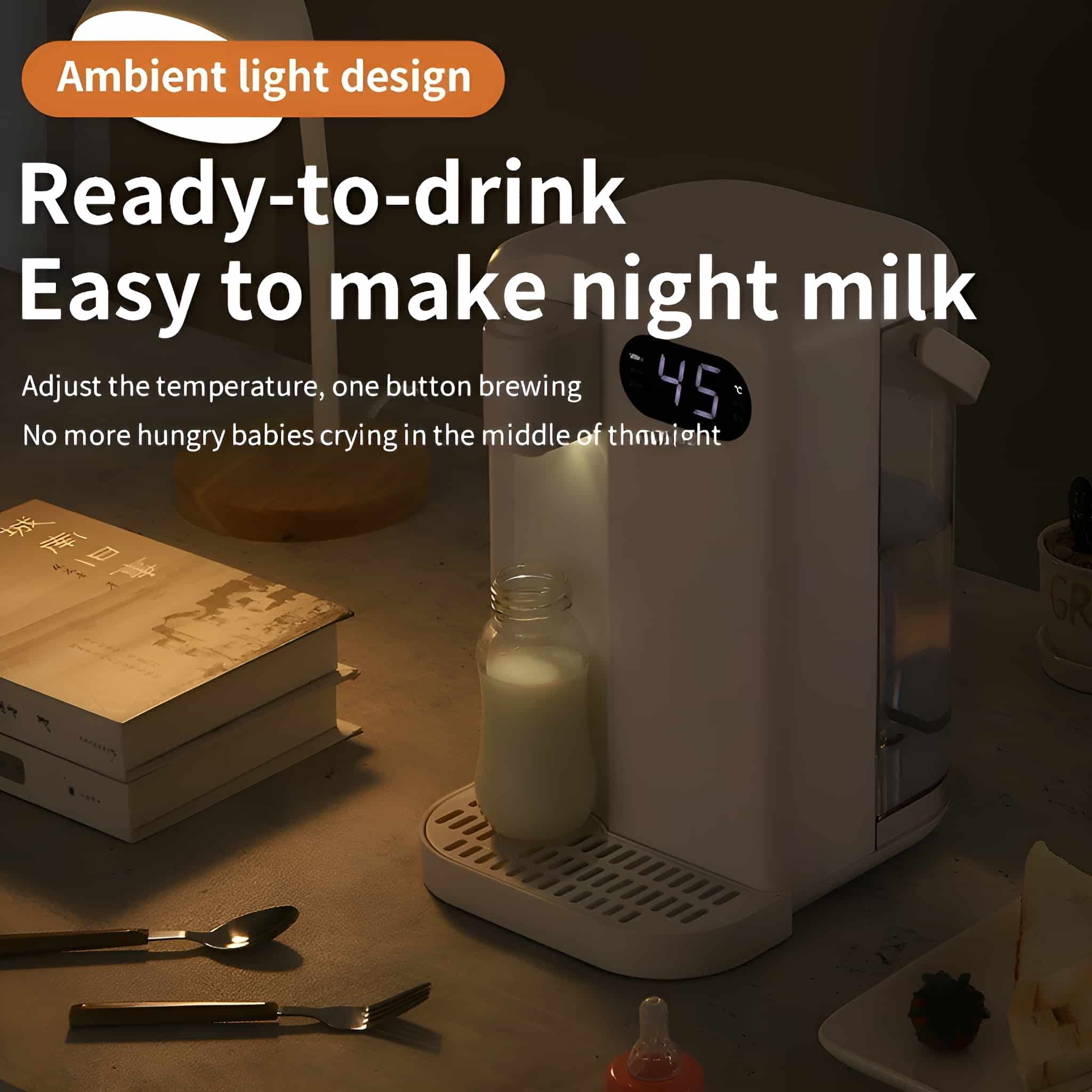 Ein weißer Babyflaschenzubereiter mit Digitalanzeige und einer Milchflasche daneben.