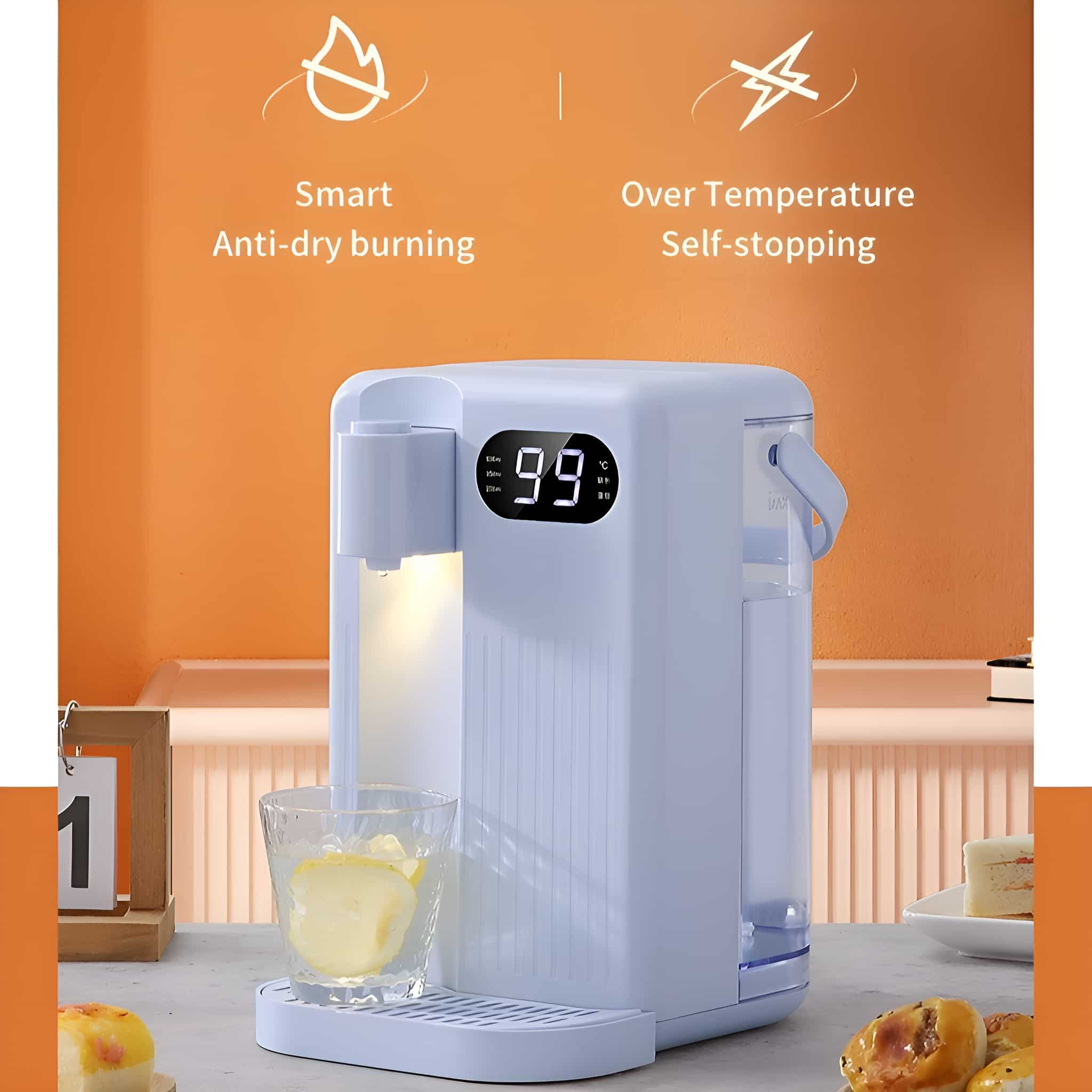 Weißer Wasserspender mit einem Glas Wasser und Zitronenscheiben. Text: Smart Anti-Trocken-Brennen.
