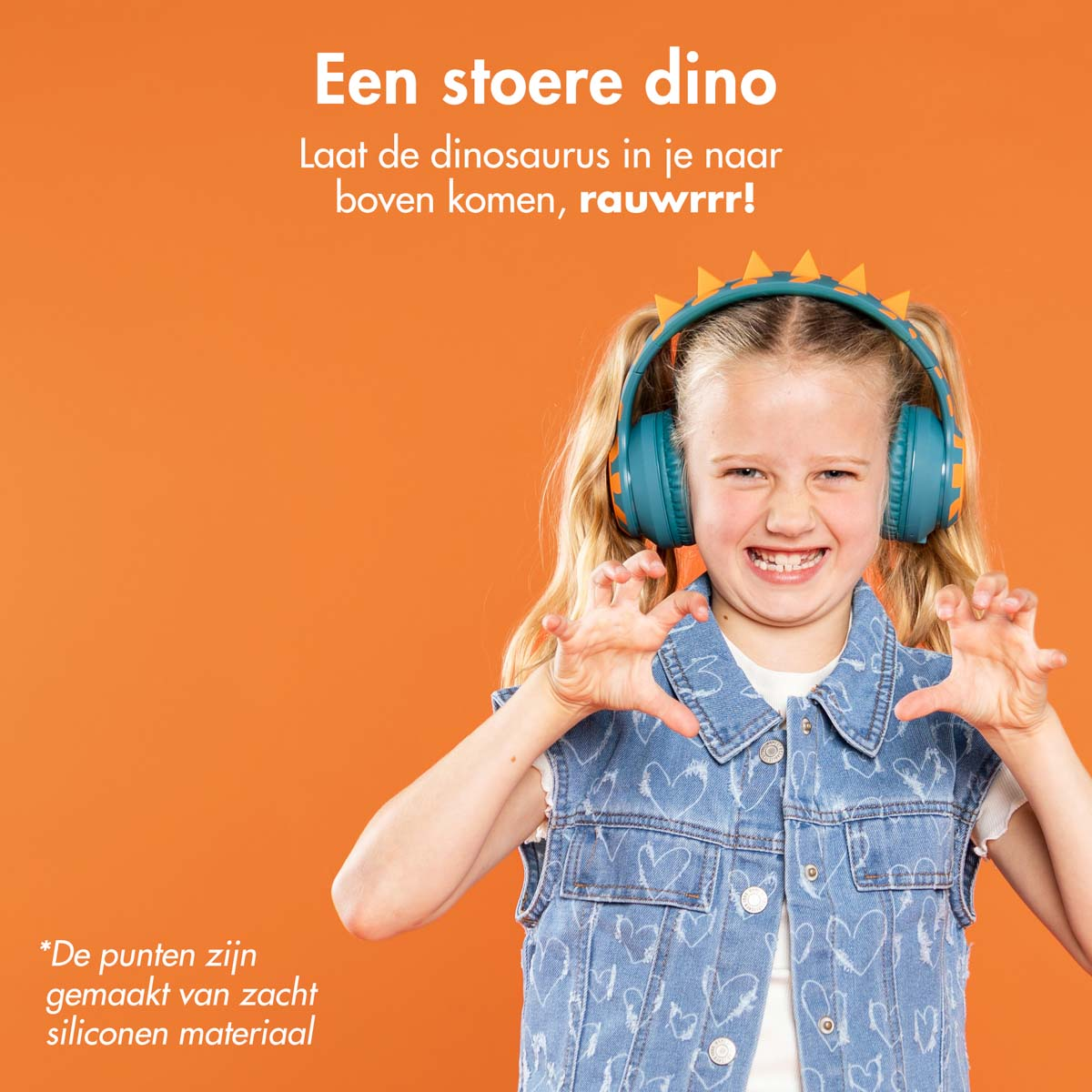 Meisje met dinosaurus koptelefoon. Een meisje met blauwe koptelefoon, imiteert een dinosaurus.
