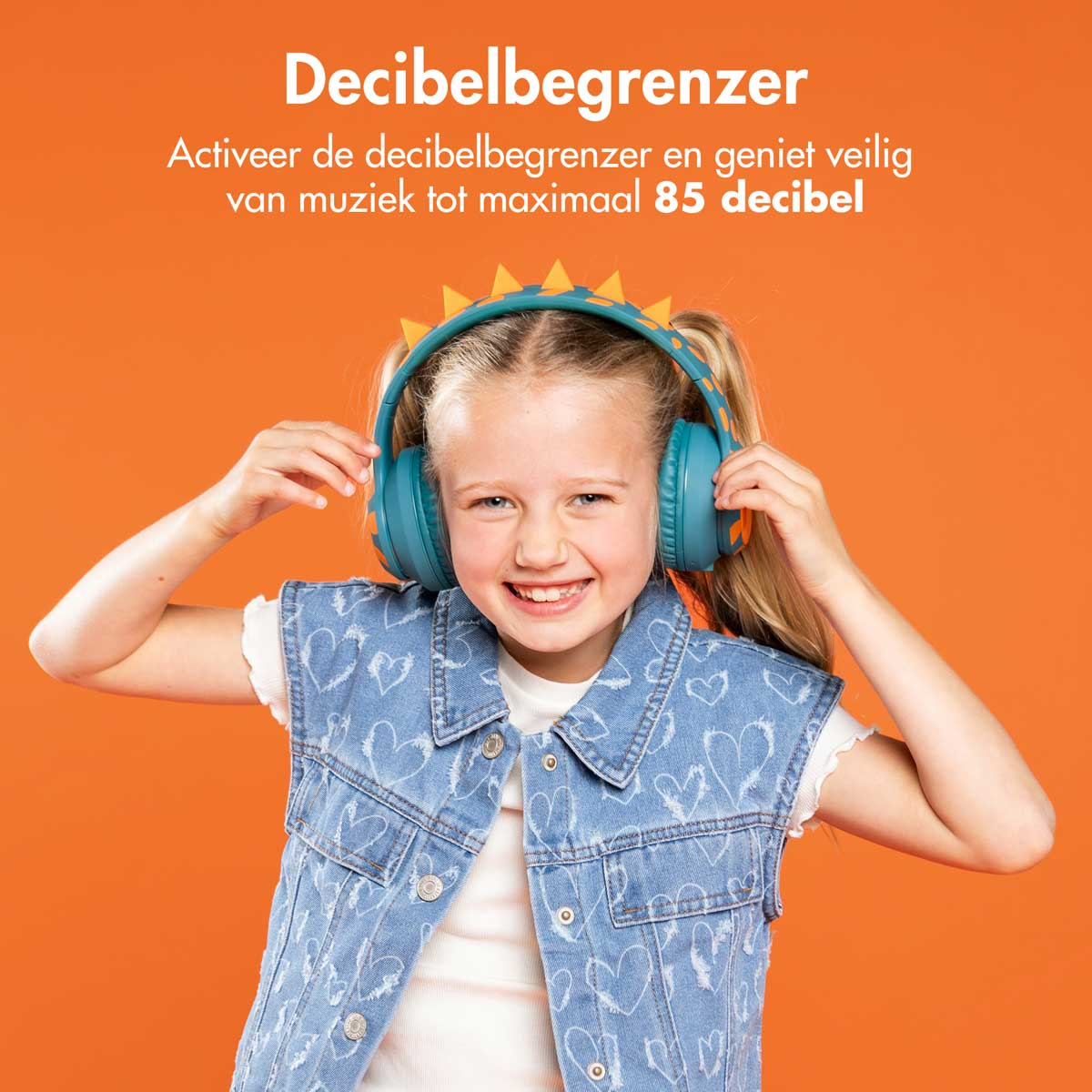 Een meisje met een koptelefoon lacht, met tekst over een decibellimiter.