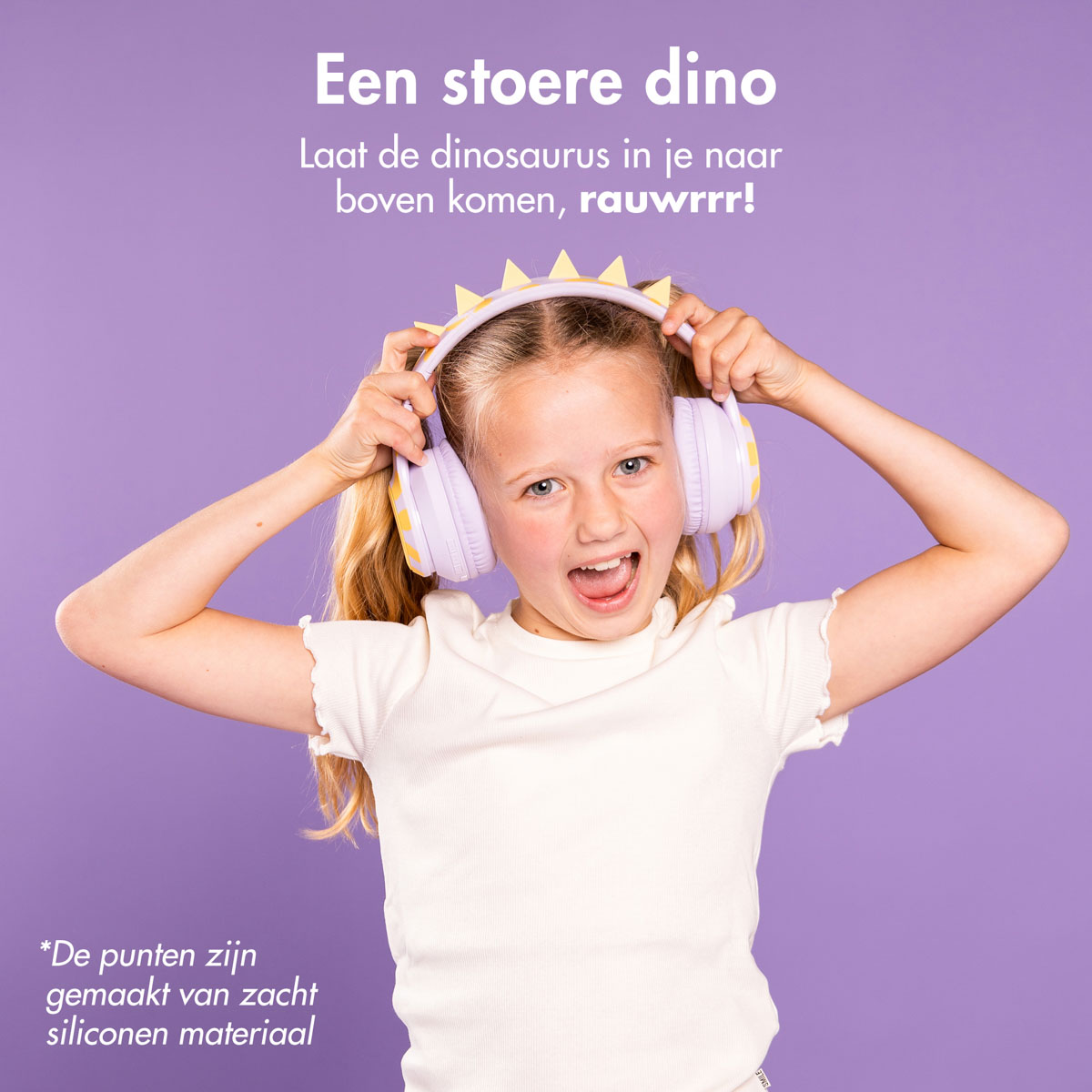 Een meisje met gele stekelige koptelefoon, enthousiast kijkend, met tekst 'Een stoere dino'.