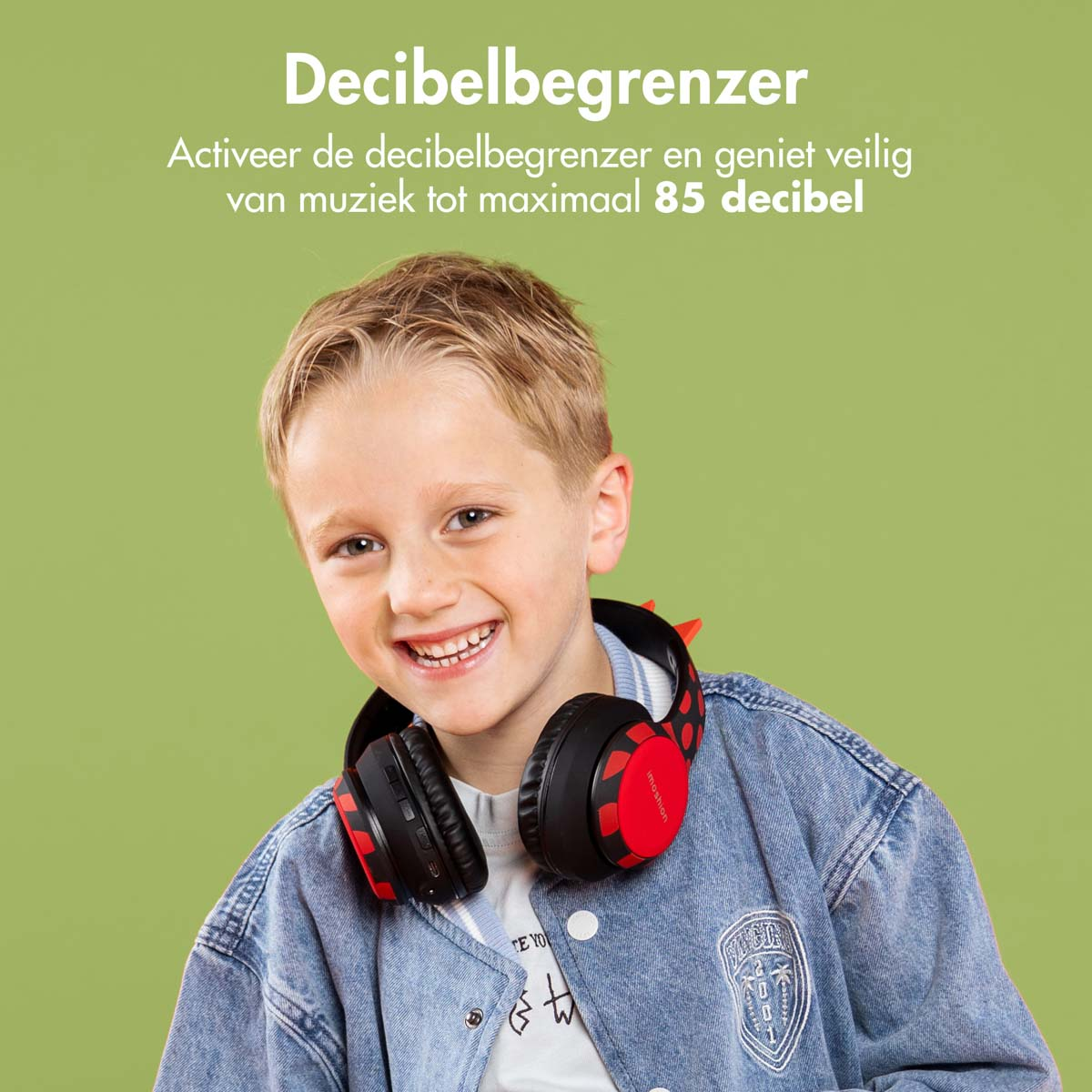 Een jongen met een koptelefoon die glimlacht. Tekst: Decibelbegrenzer.