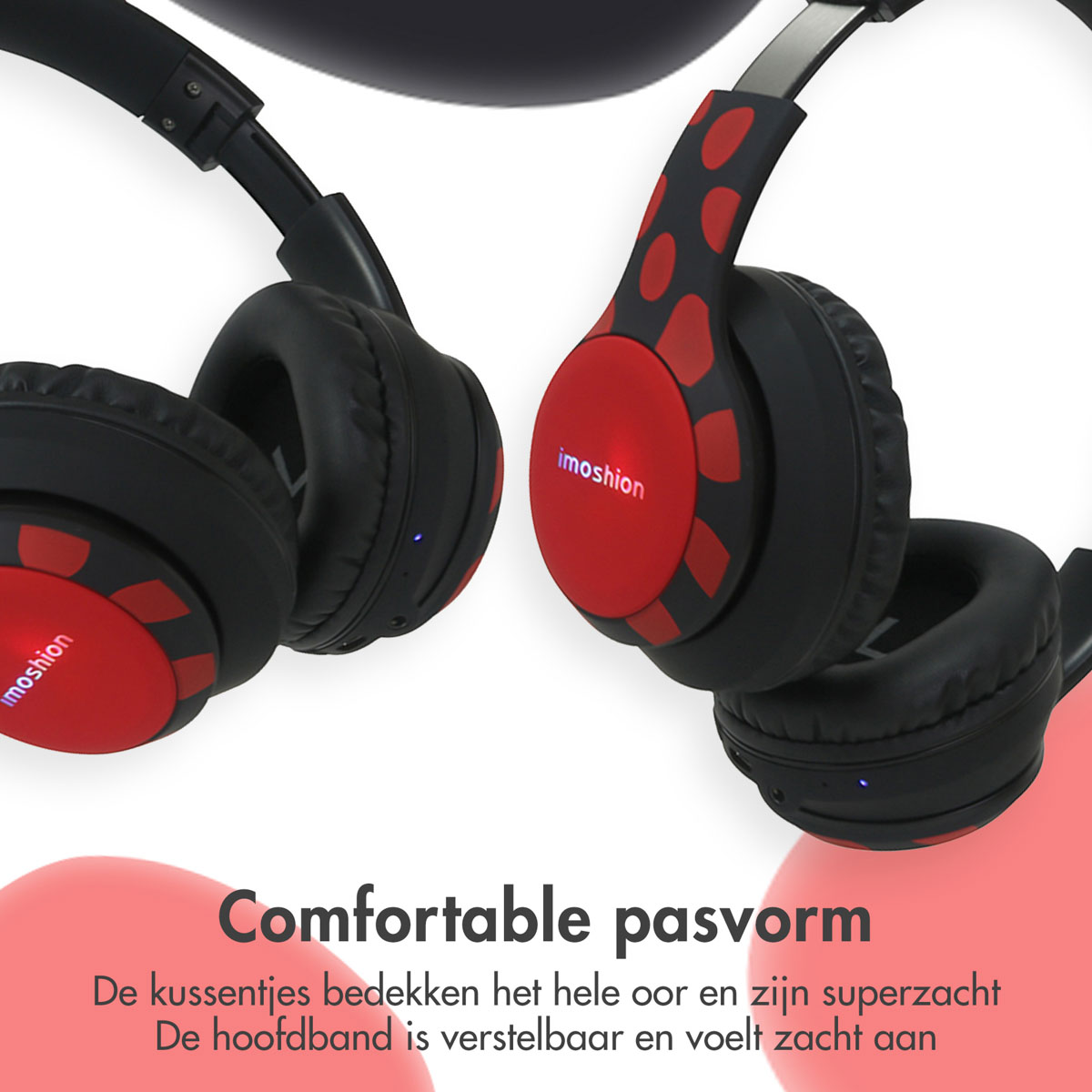 Twee zwarte en rode koptelefoons. Tekst onder: Comfortabele pasvorm. Witte en roze achtergrond.