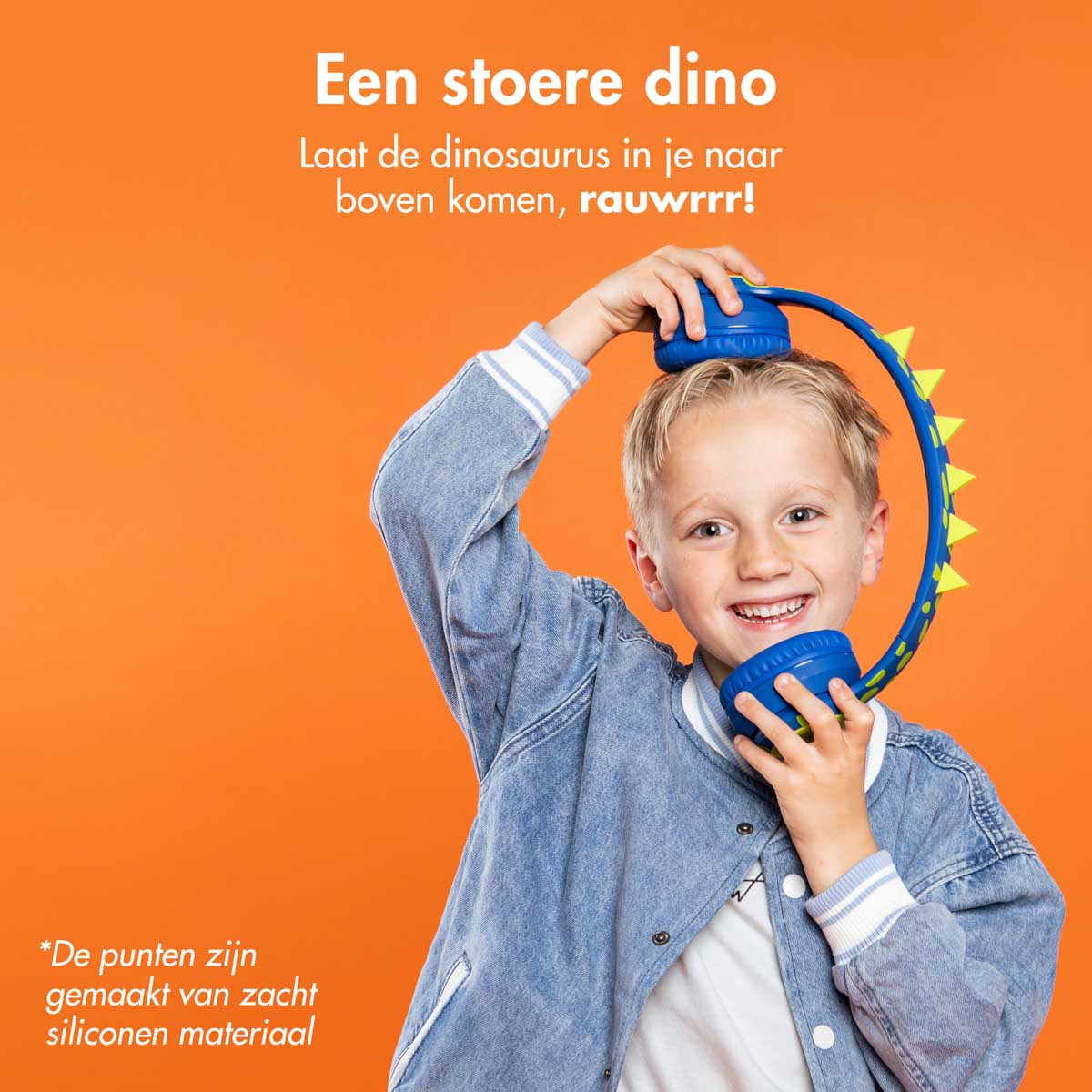 Een jongen draagt blauwe hoofdtelefoon met stekels. Hij lacht in de camera, oranje achtergrond.