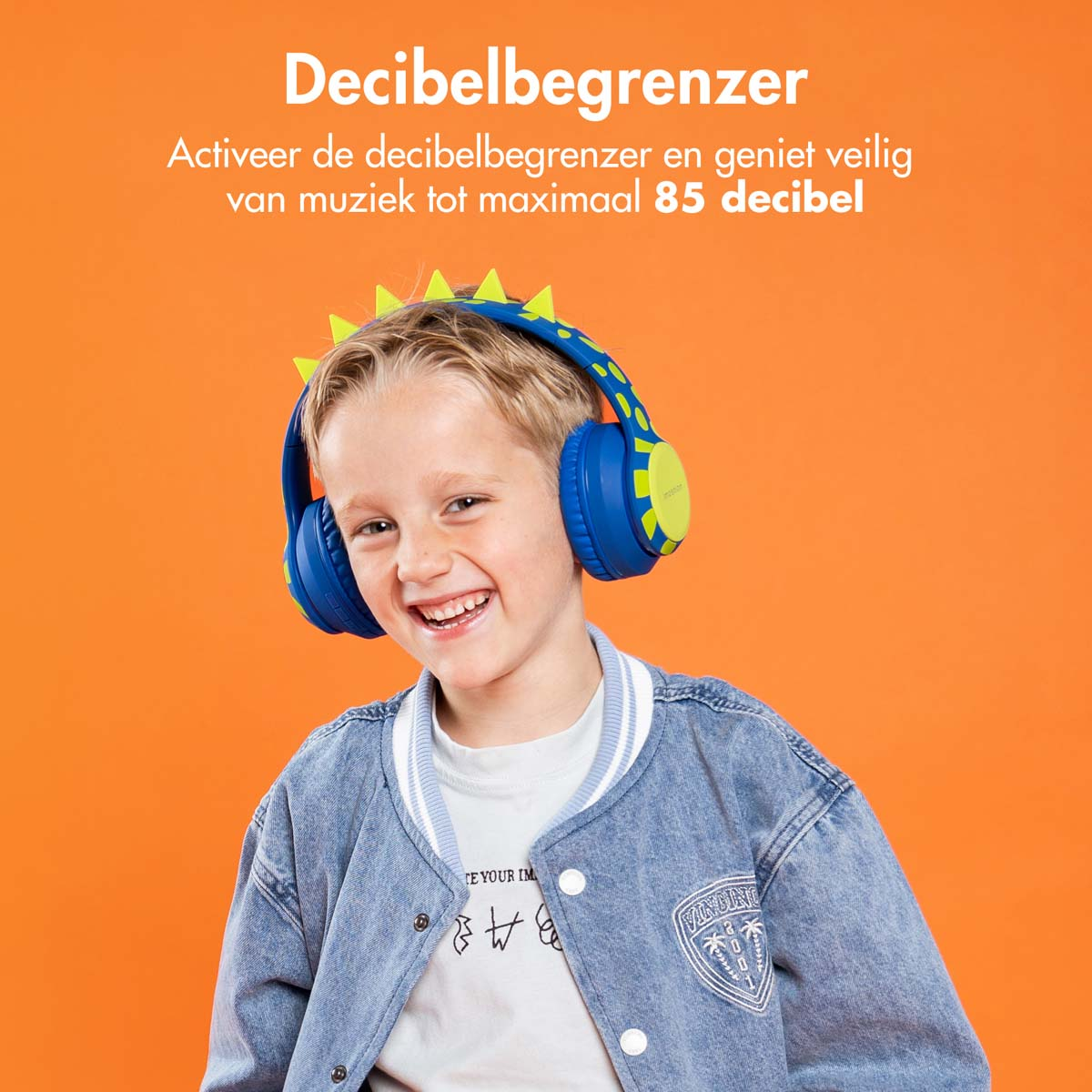 Een lachende jongen met blauwe koptelefoon met groene accenten, tegen een oranje achtergrond.