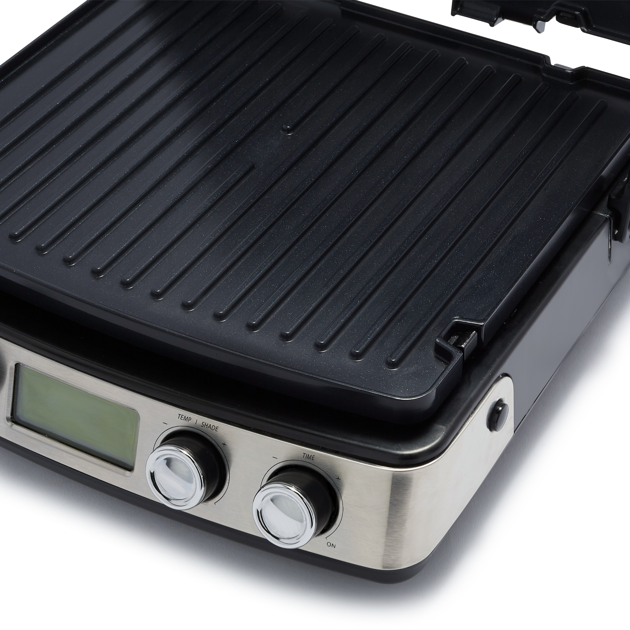Nahaufnahme eines schwarzen Grills mit geriffelter Kochfläche, Digitalanzeige und Bedienknöpfen.