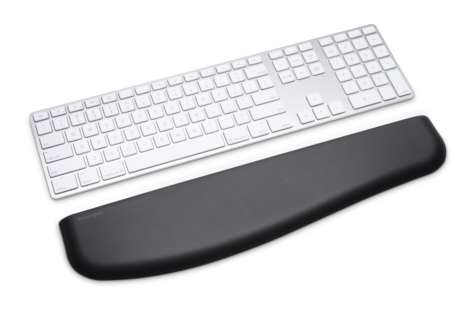 Clavier argenté et repose-poignet noir. Fond blanc.