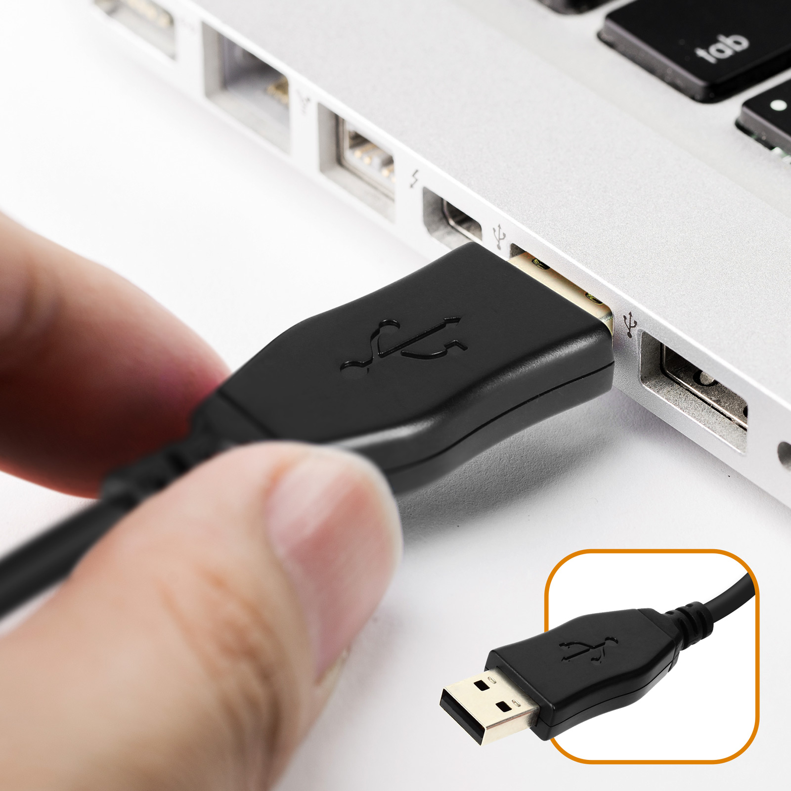 Une main insère un câble USB noir dans un ordinateur portable. Une petite image du câble est dans le coin.