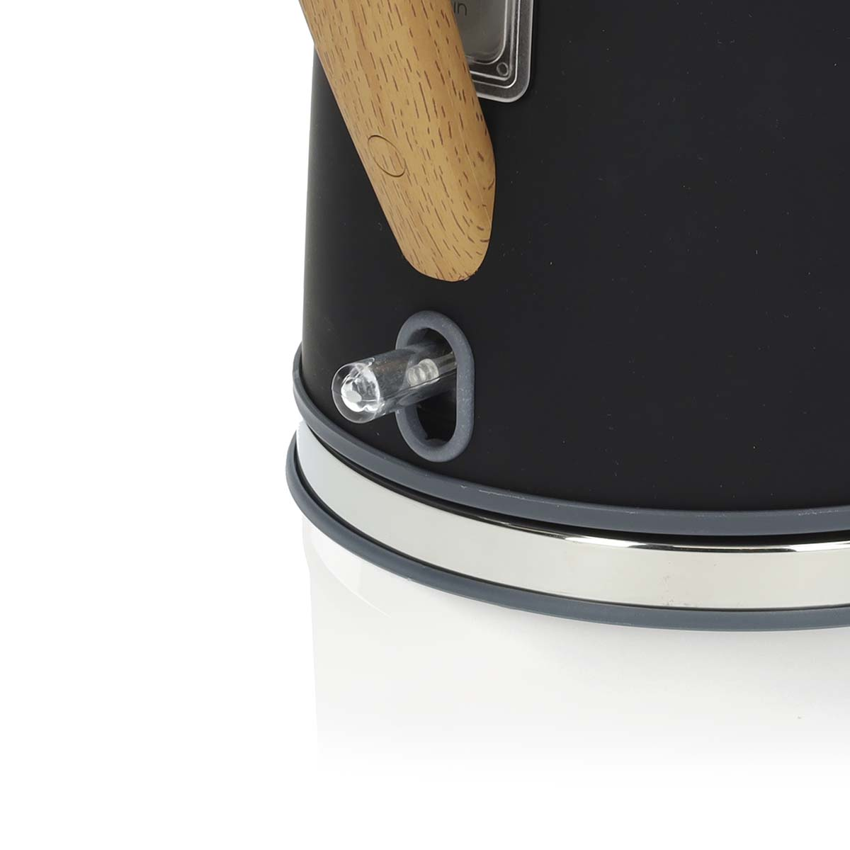 Czarny czajnik elektryczny z drewnianym uchwytem i przezroczystym wskaźnikiem poziomu wody. Chromowana podstawa, białe tło.