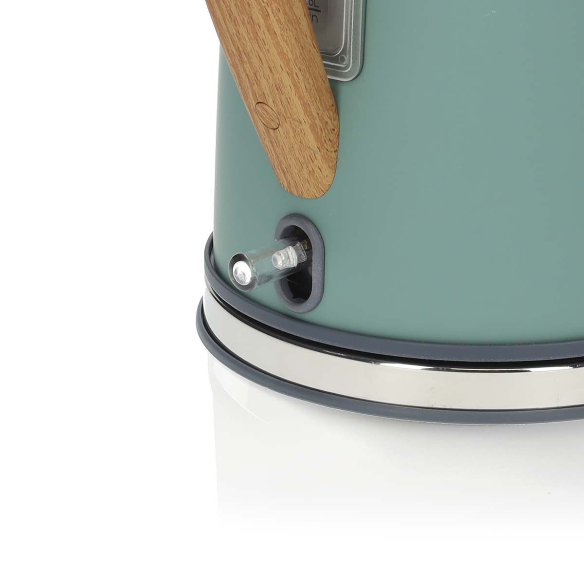 Turkusowy czajnik elektryczny z drewnianym uchwytem i srebrną podstawą, na białej powierzchni.