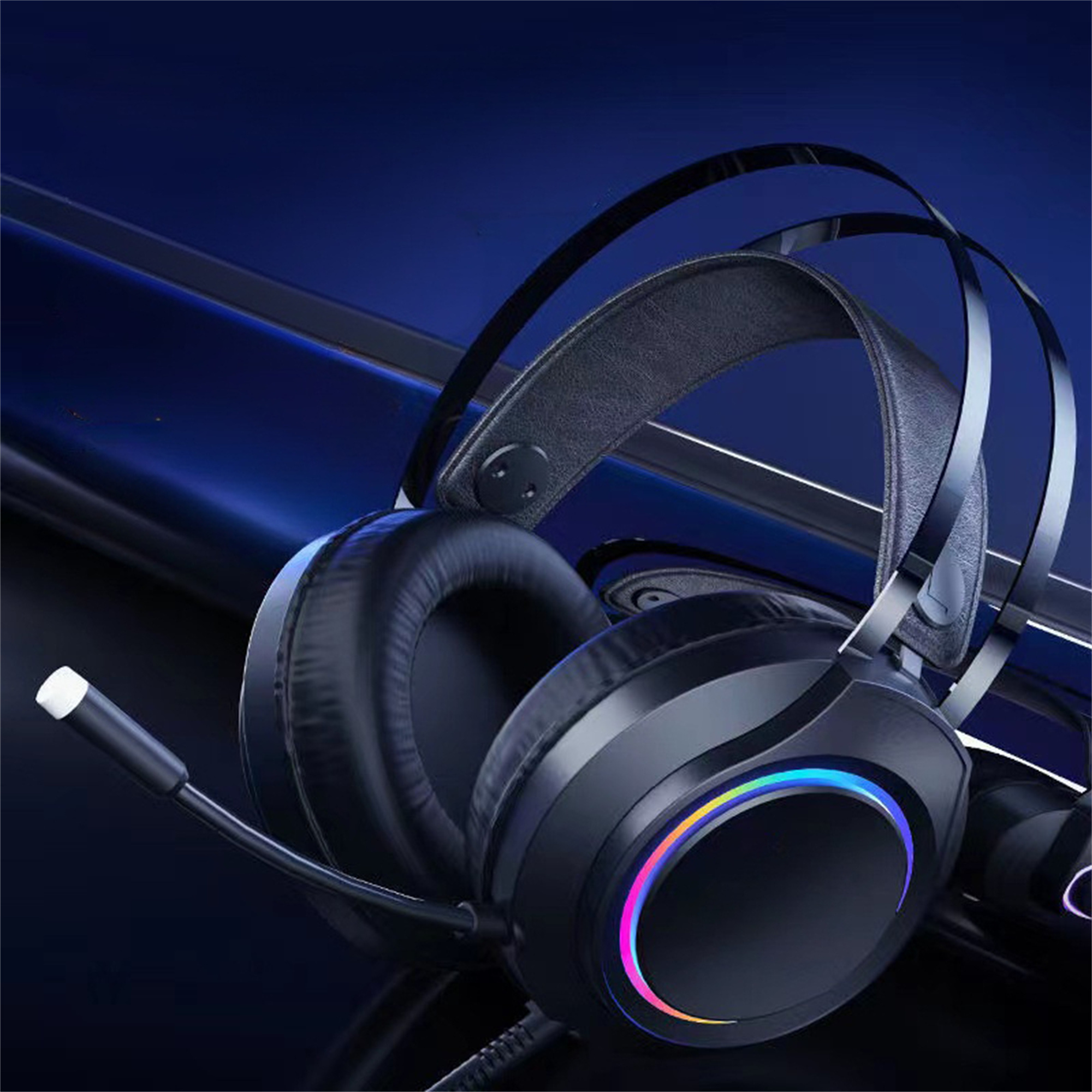 Schwarzes Gaming-Headset. Mikrofon. RGB-Beleuchtung an den Ohrmuscheln.