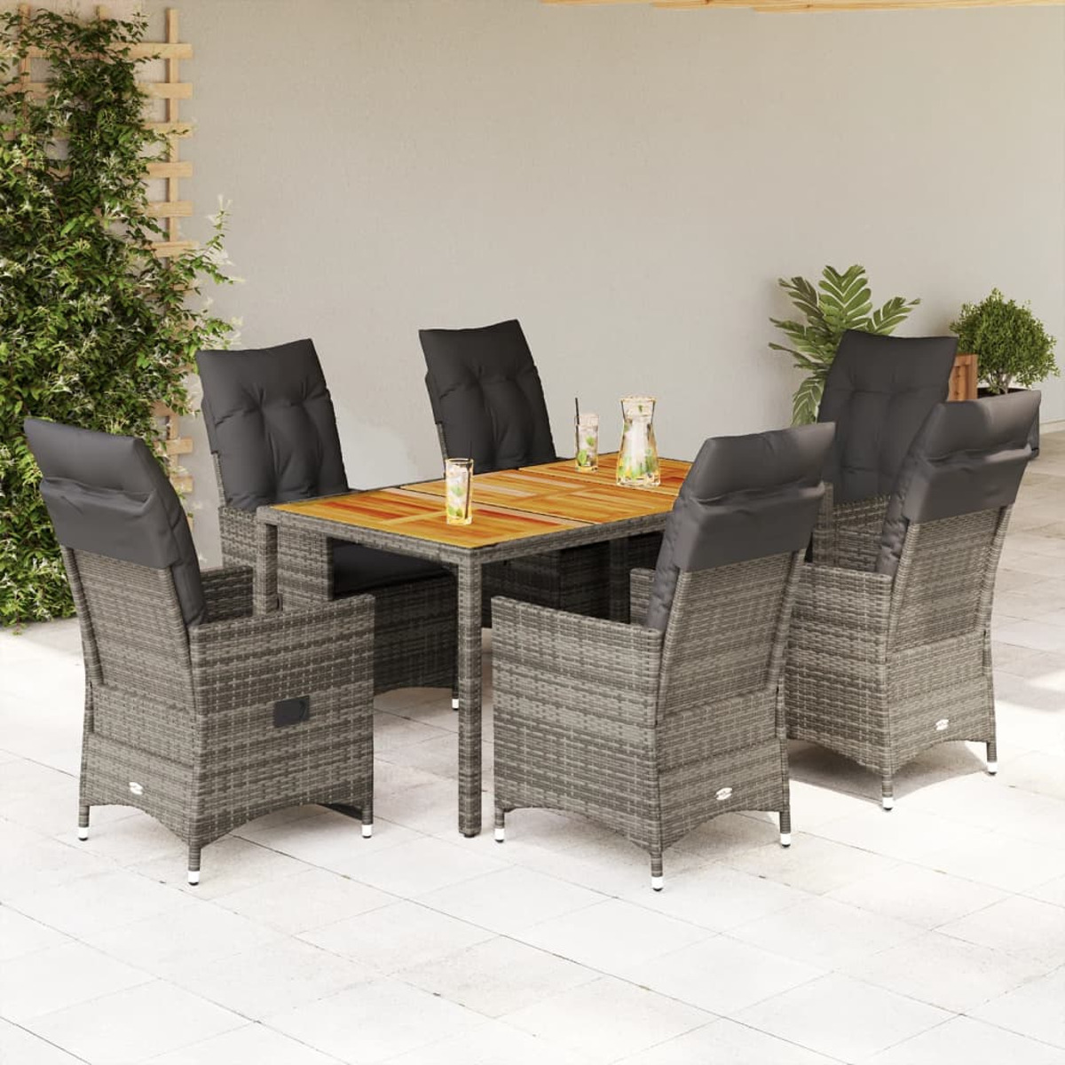 Essgruppe für draußen mit Tisch und Stühlen auf einer Terrasse.