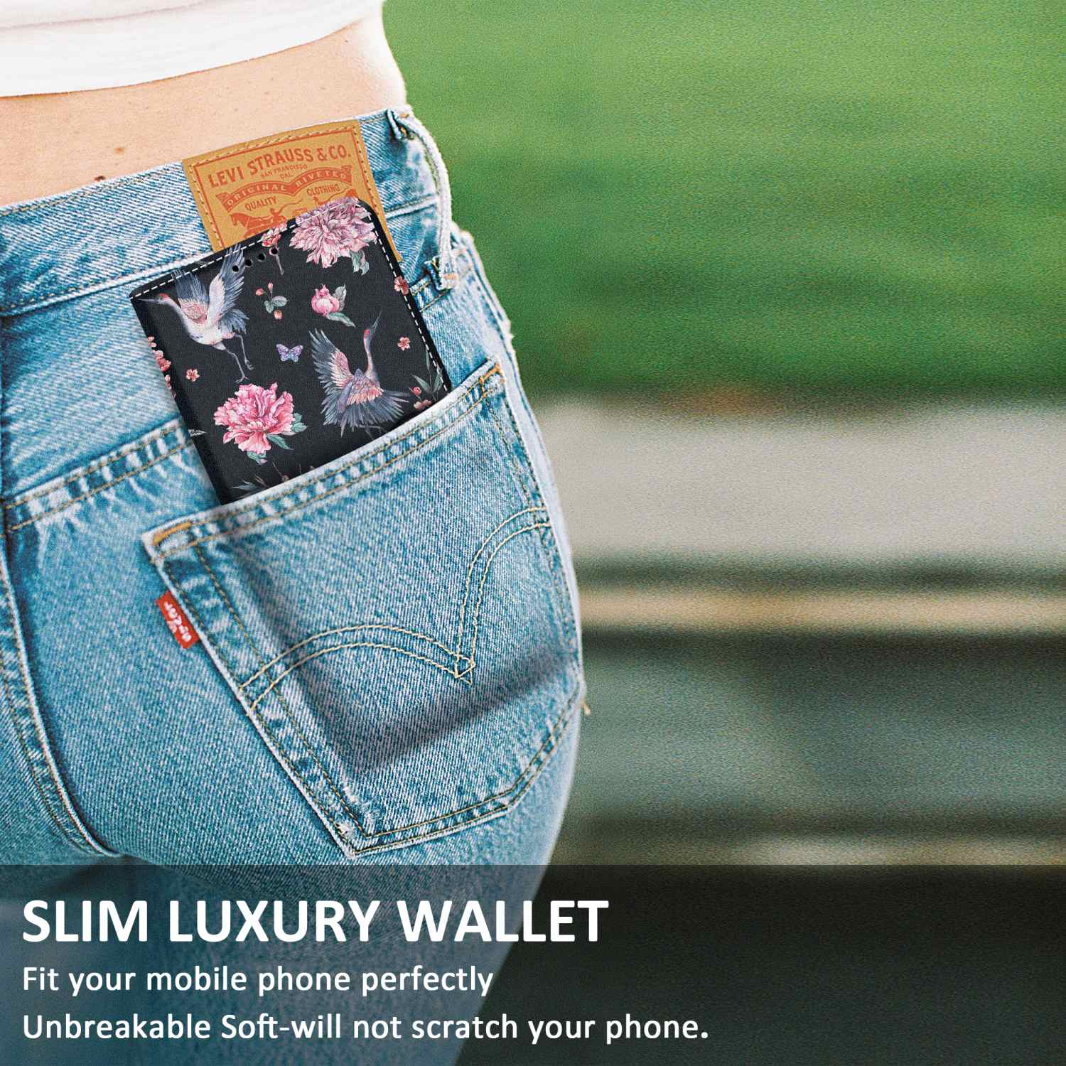 Un portafoglio con un design floreale in una tasca dei jeans. Il portafoglio dice 'SLIM LUXURY WALLET'.