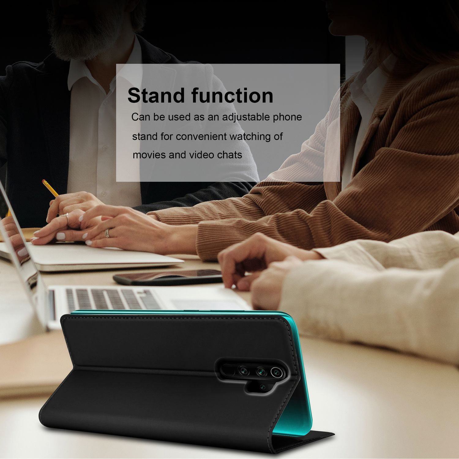 Eine schwarze Handyhülle ist geöffnet, zeigt ein Telefon. Menschen arbeiten im unscharfen Hintergrund. Text: Standfunktion.