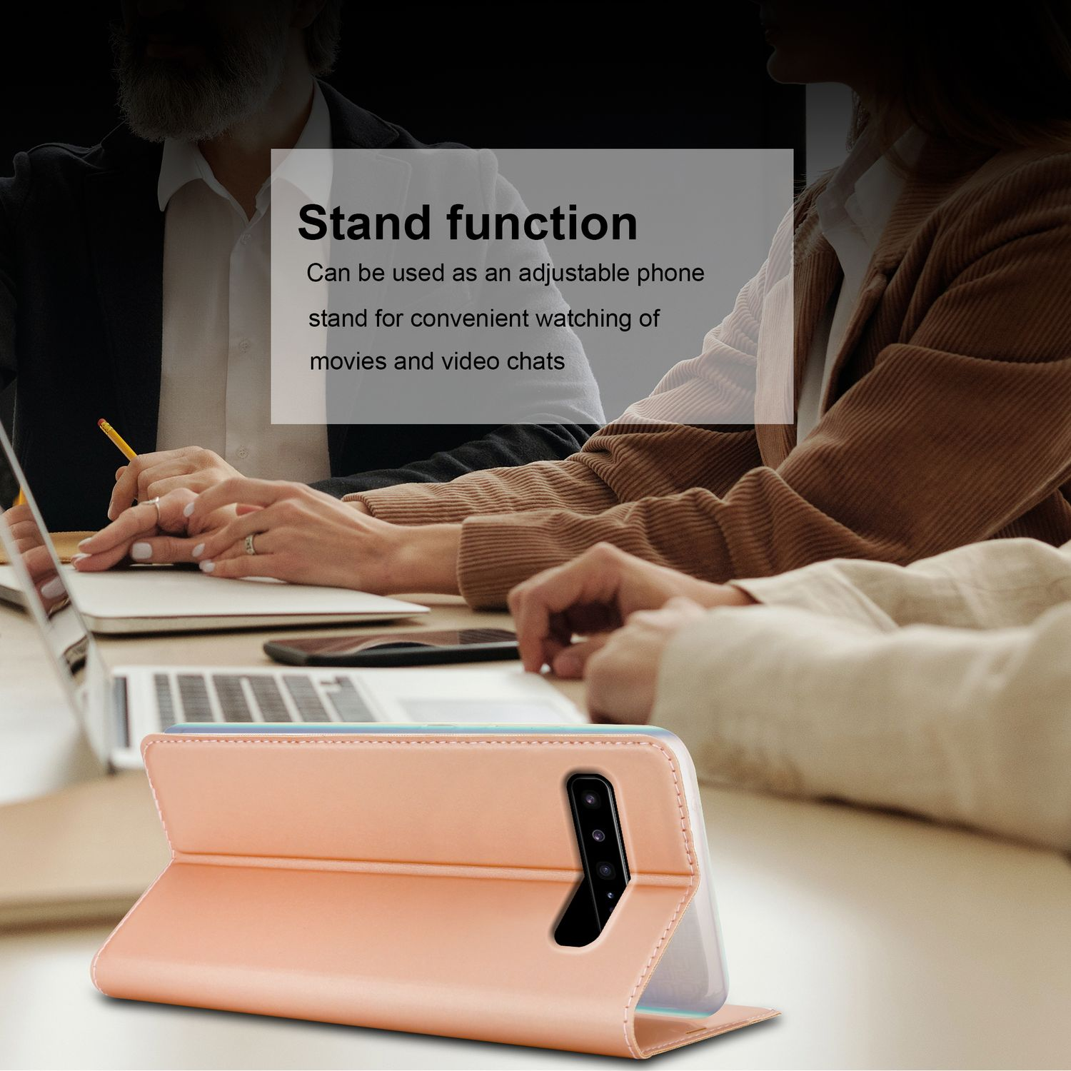 Telefon in einer Standhülle auf einem Tisch. Text über die Standfunktion. Geschäftsumgebung.