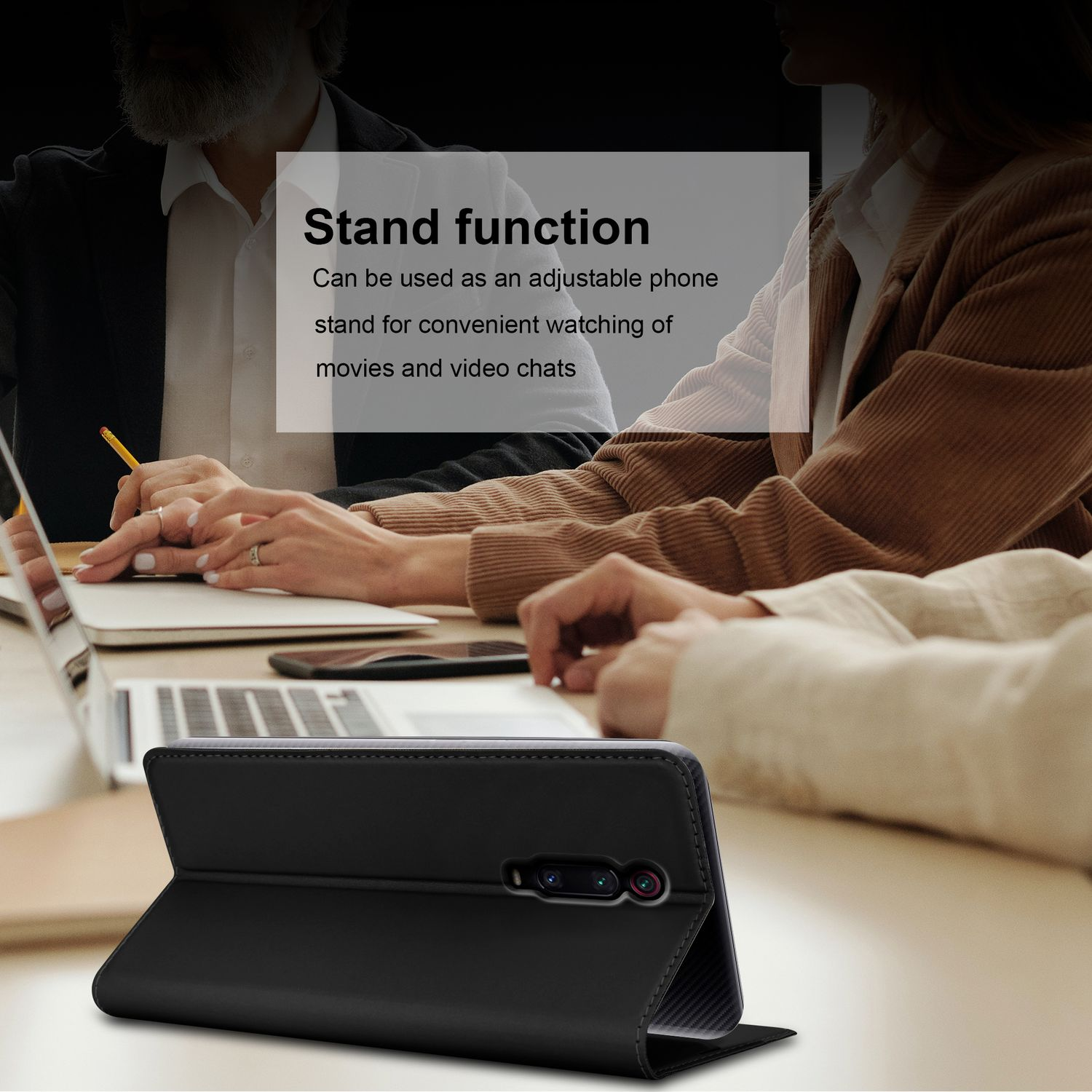 Custodia per telefono nera in modalità stand, con sovrapposizione di testo. Mostra un supporto per telefono con un laptop e due persone sullo sfondo.