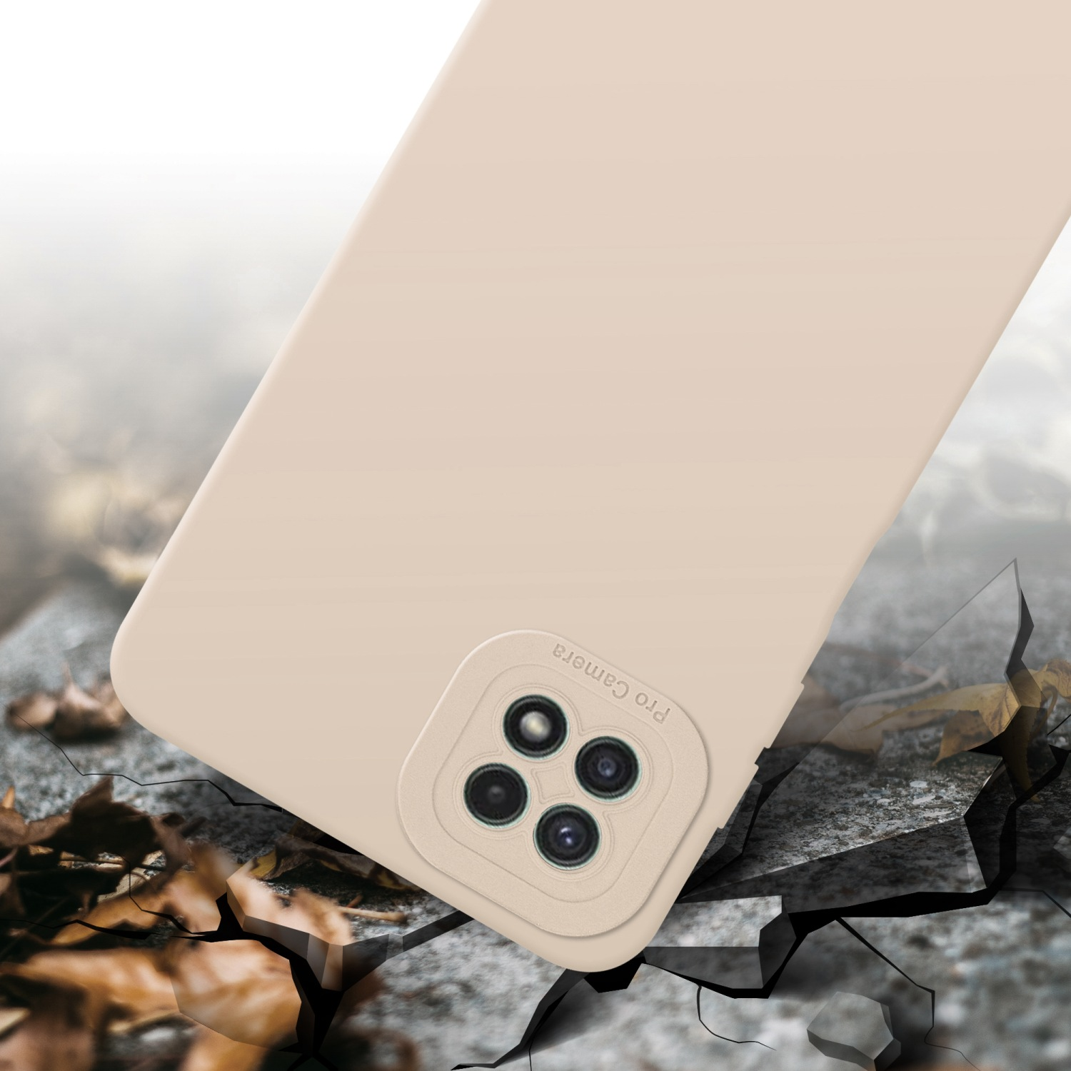Une coque de téléphone couchée, de couleur beige. L'arrière du téléphone est visible, avec une caméra pro.