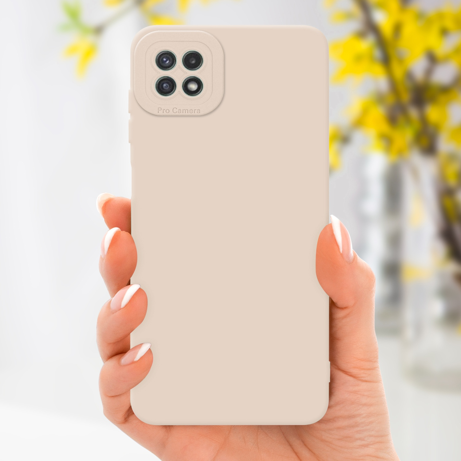 Une coque de téléphone beige tenue par une main. Elle a une bosse de caméra avec quatre lentilles.