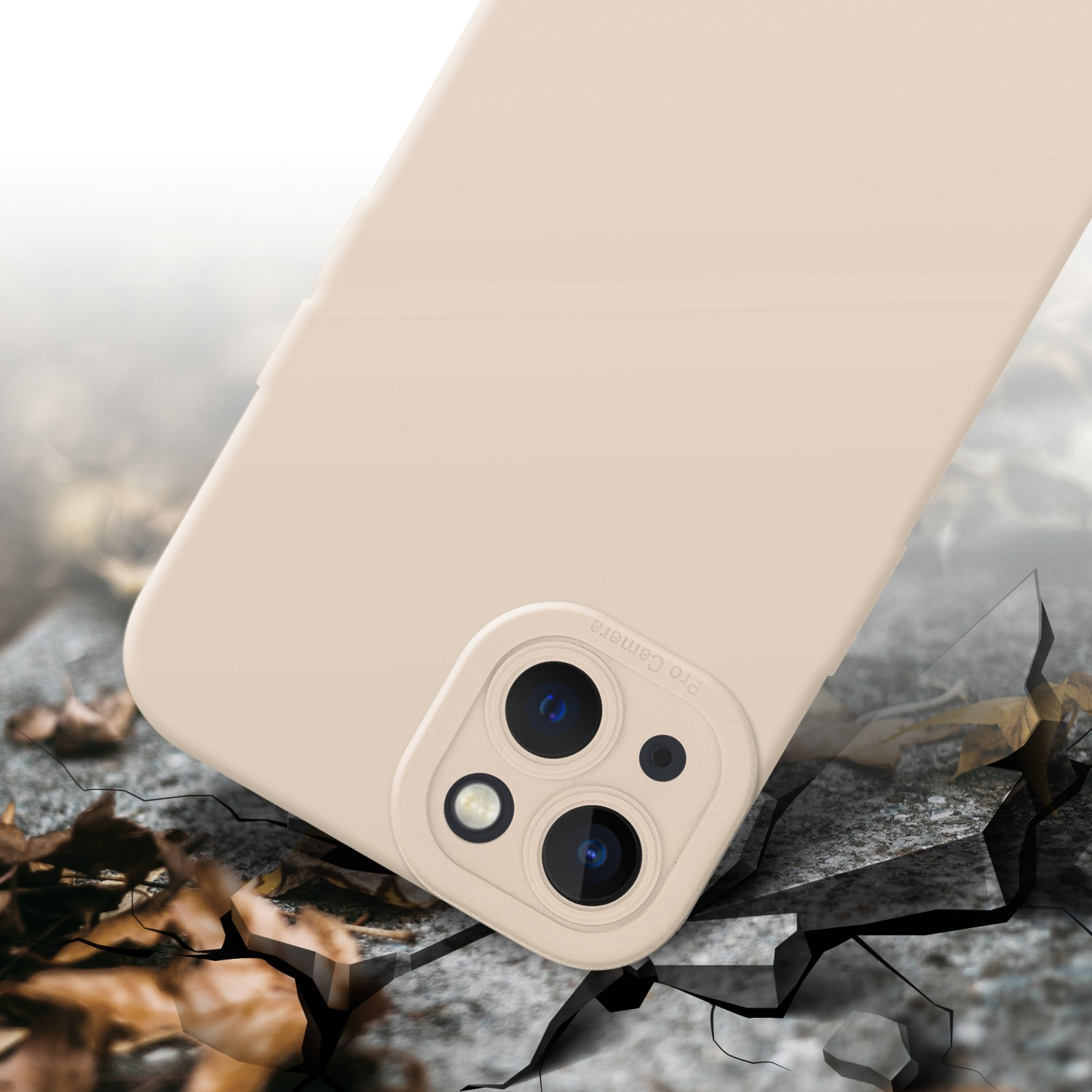 Una custodia beige per telefono con tripla fotocamera, su una superficie incrinata.