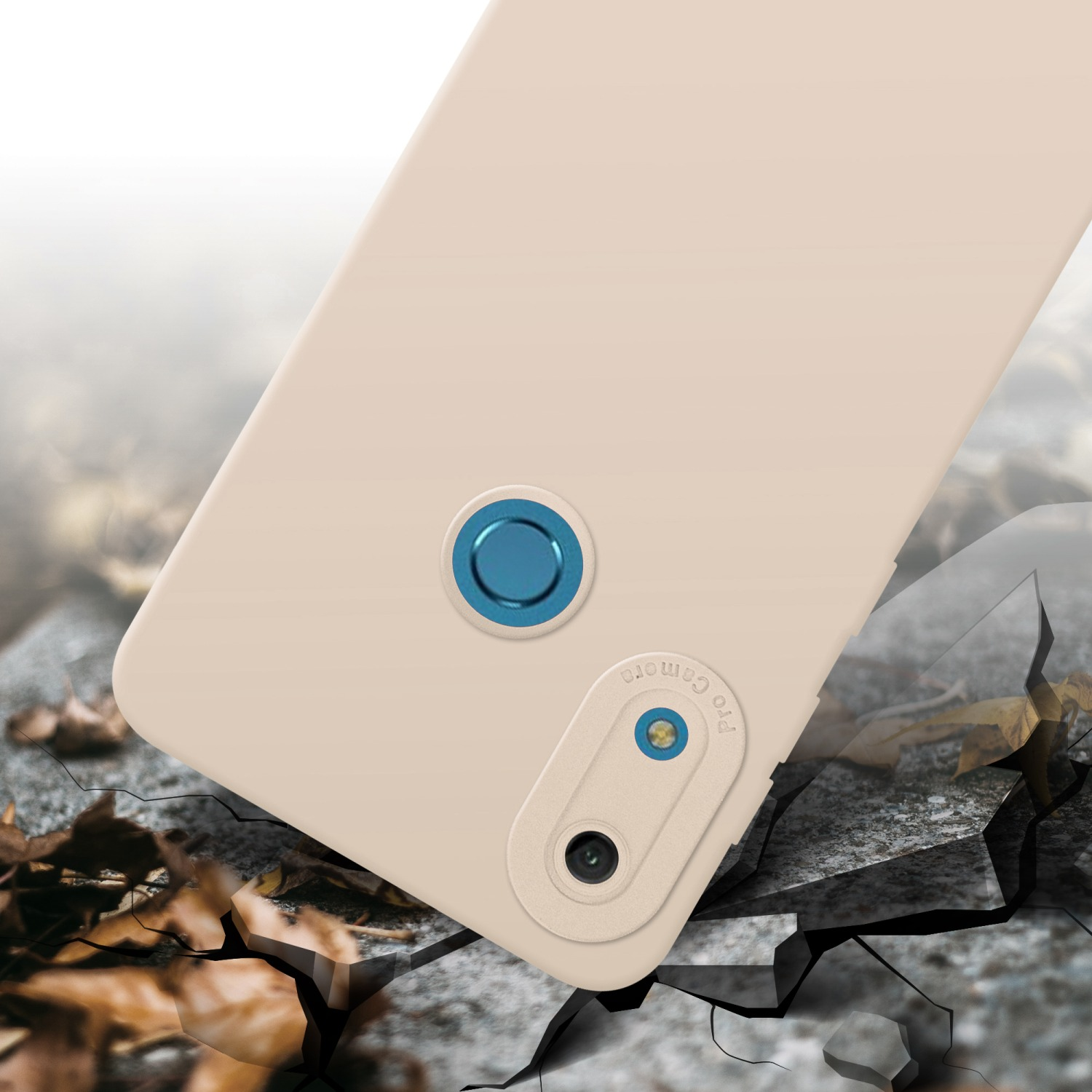 Custodia beige per telefono con obiettivo della fotocamera blu e dettagli. La superficie è incrinata intorno.