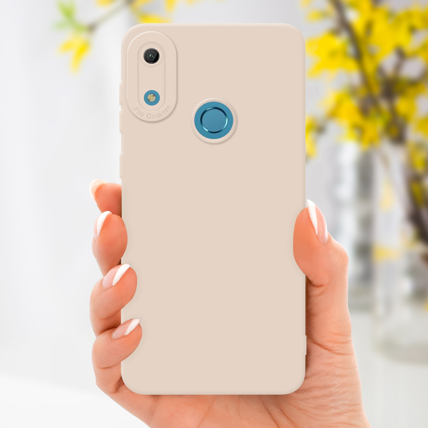 Una mano che tiene una custodia per telefono. La custodia è beige e ha un rialzo per la fotocamera e un cerchio blu.