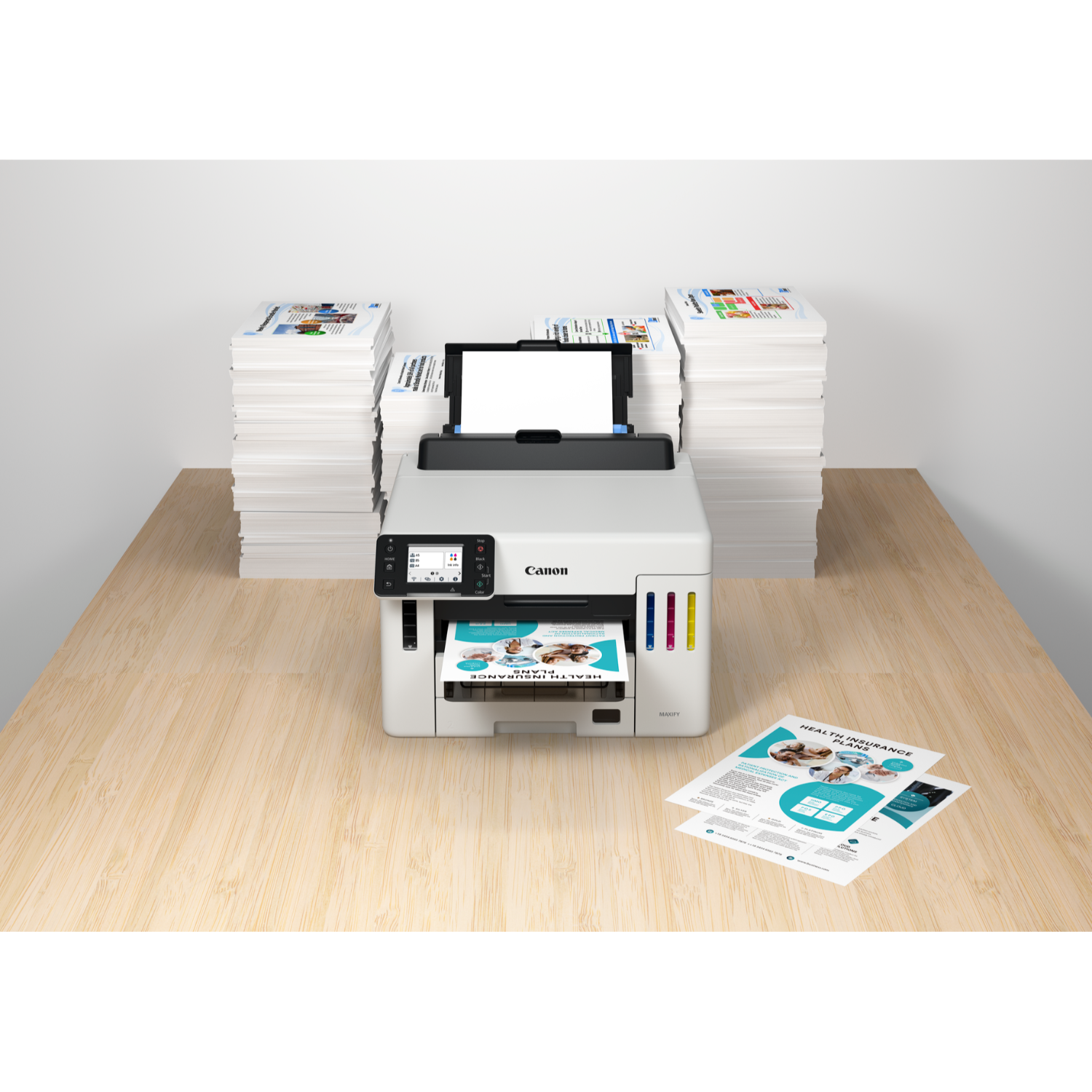 Drukarka drukująca dokumenty. Stosy papieru po bokach. Drukarka stoi na drewnianym stole.