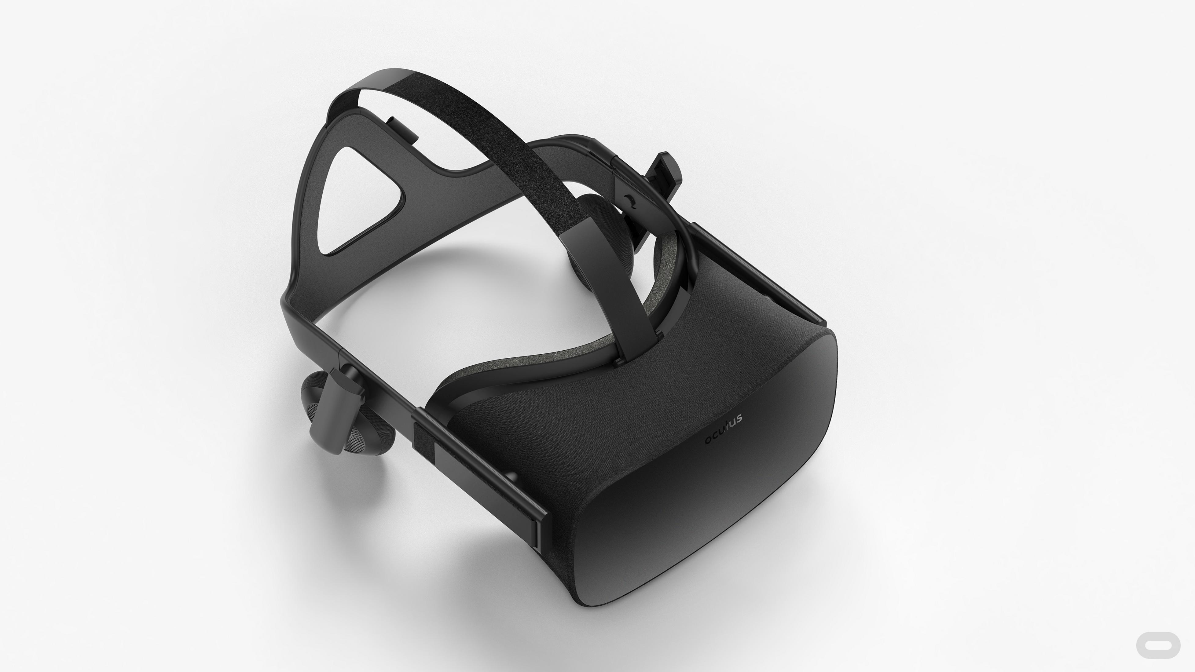Schwarzes Oculus VR-Headset auf weißer Oberfläche. Das Headset ist zum Betrachter geneigt.