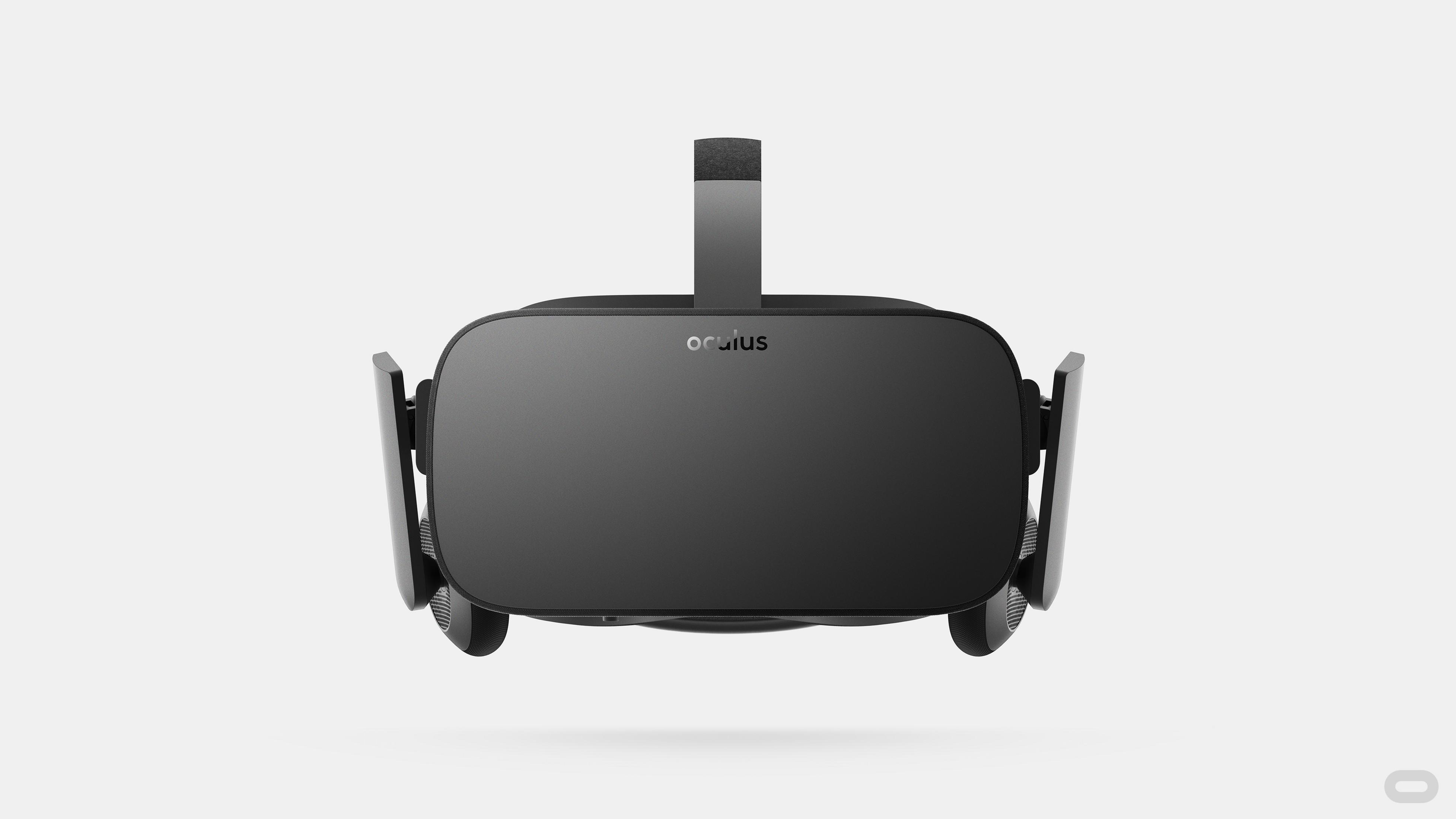 Ein schwarzes Oculus Virtual-Reality-Headset wird vor weißem Hintergrund mittig gezeigt.