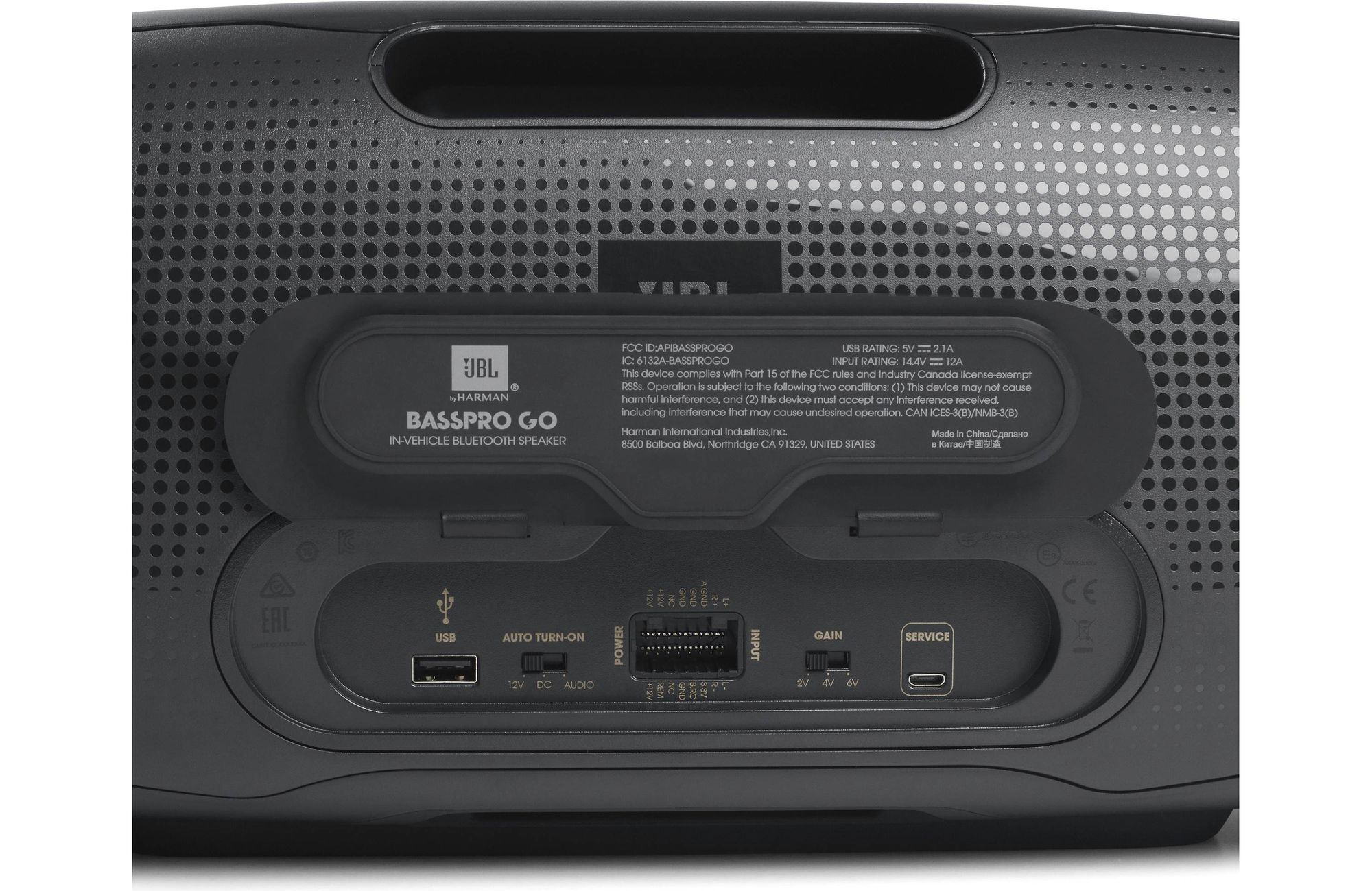 JBL BassPro Go Lautsprecher, mit einem Bedienfeld, das USB, Strom und Audioeingänge zeigt.