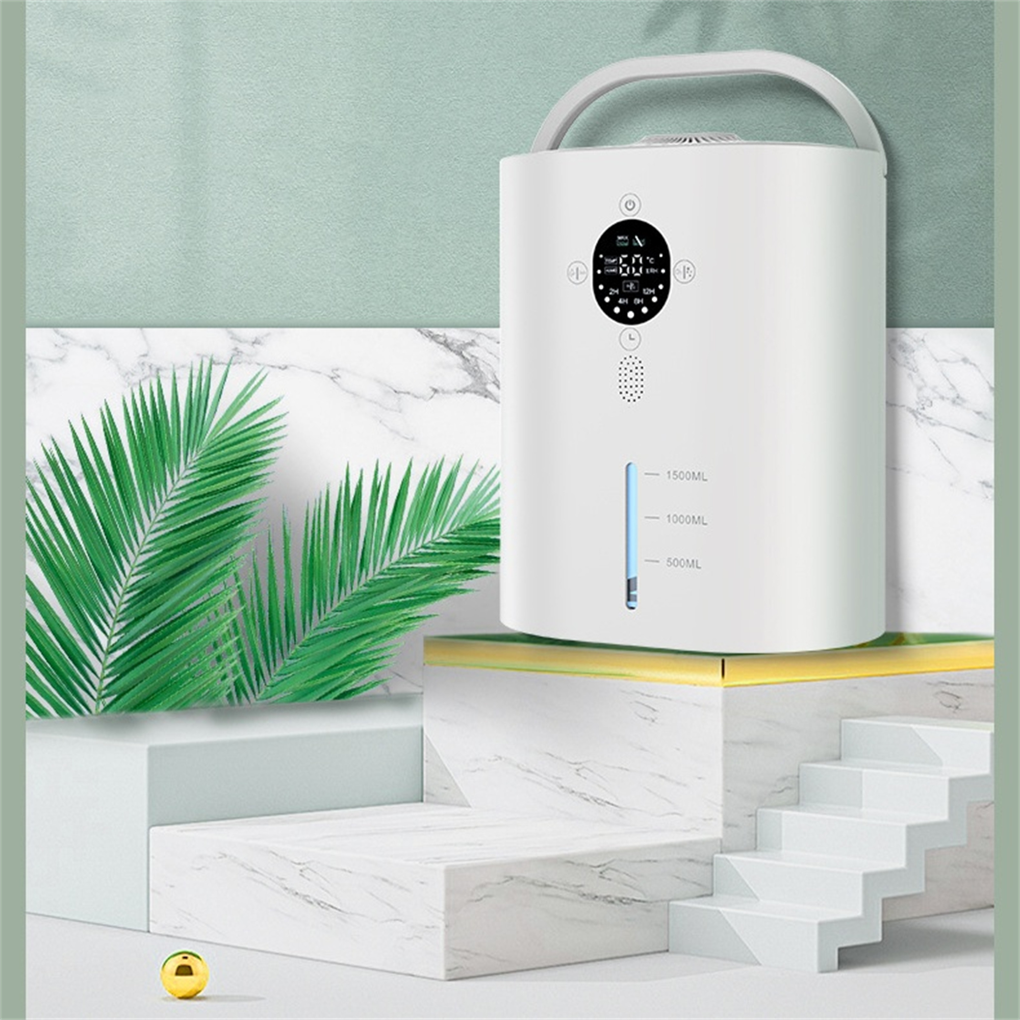 Ein weißer Luftreiniger mit Griff, Digitalanzeige und Wasserstandsanzeige. Er steht auf einer Marmoroberfläche.