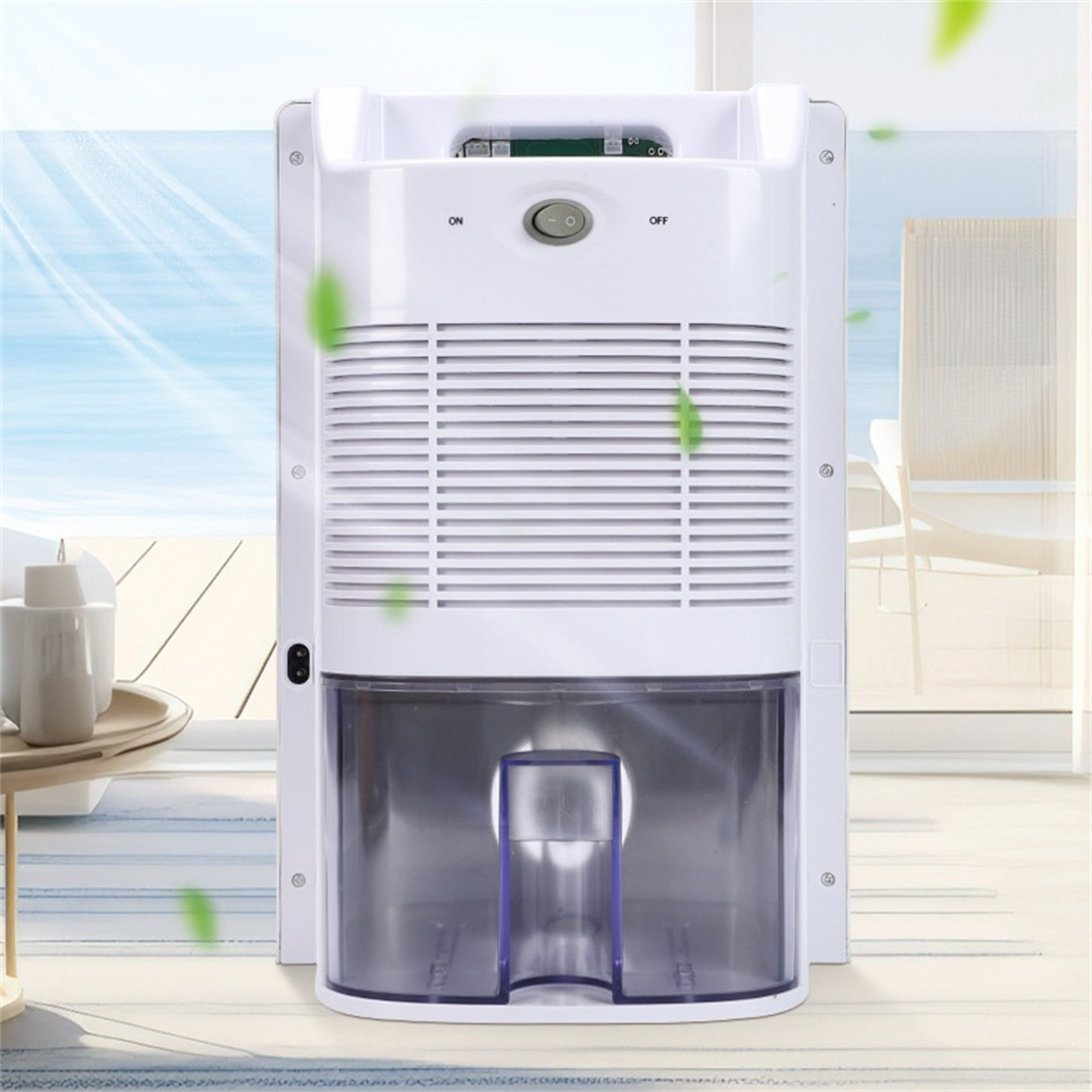 Weißer Luftentfeuchter. Mit Ein-/Aus-Taste und Wassertank. Hintergrund: Sonnenlicht und Blätter.