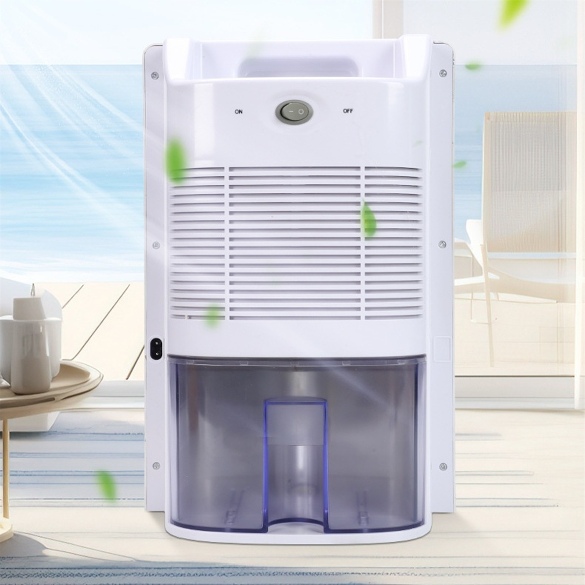 Weißer Luftentfeuchter mit transparentem Wassertank. Der Hintergrund ist ein heller Raum.