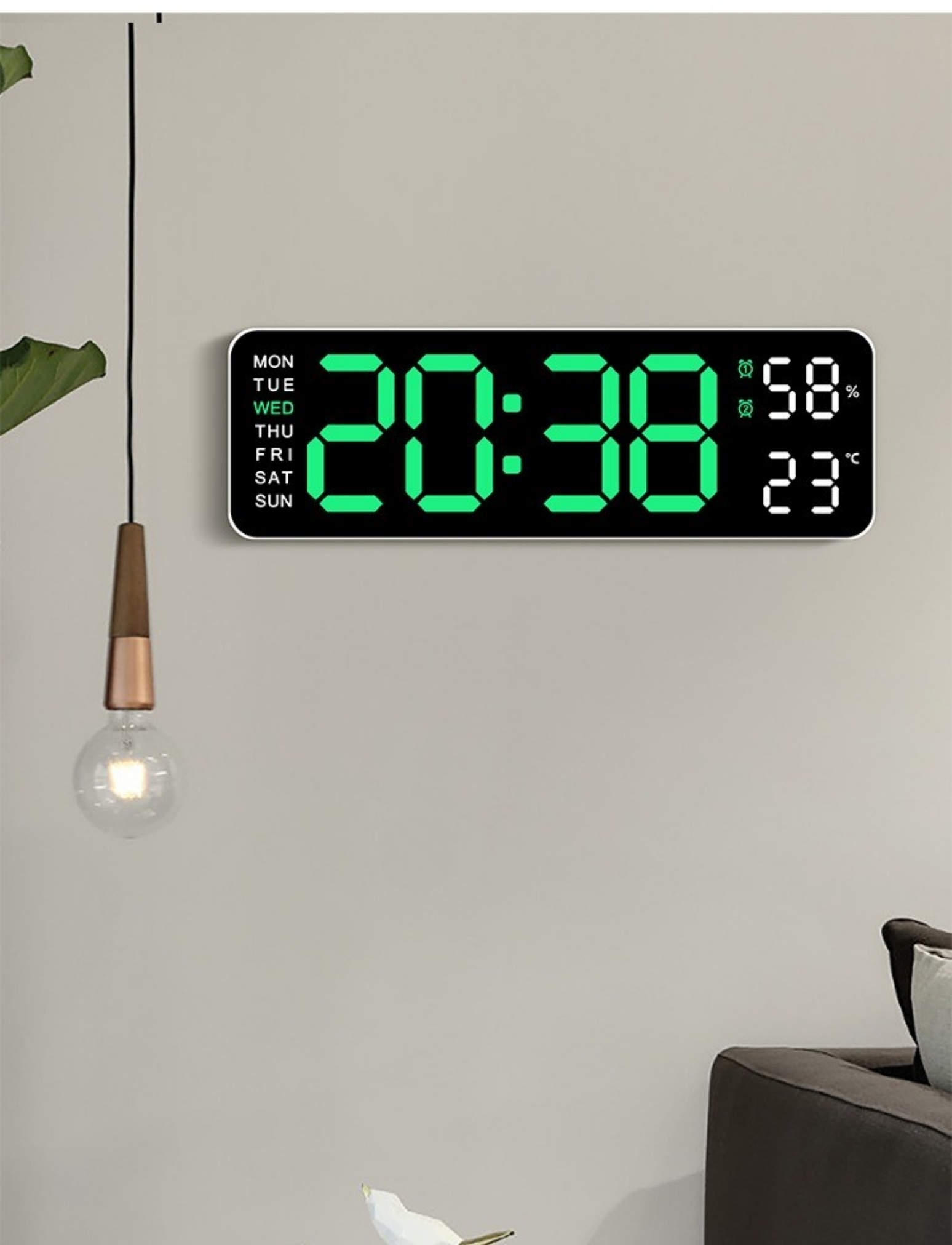 Digitaluhr an einer Wand. Grüne Anzeige, zeigt Zeit und Luftfeuchtigkeit. Hängeleuchte.