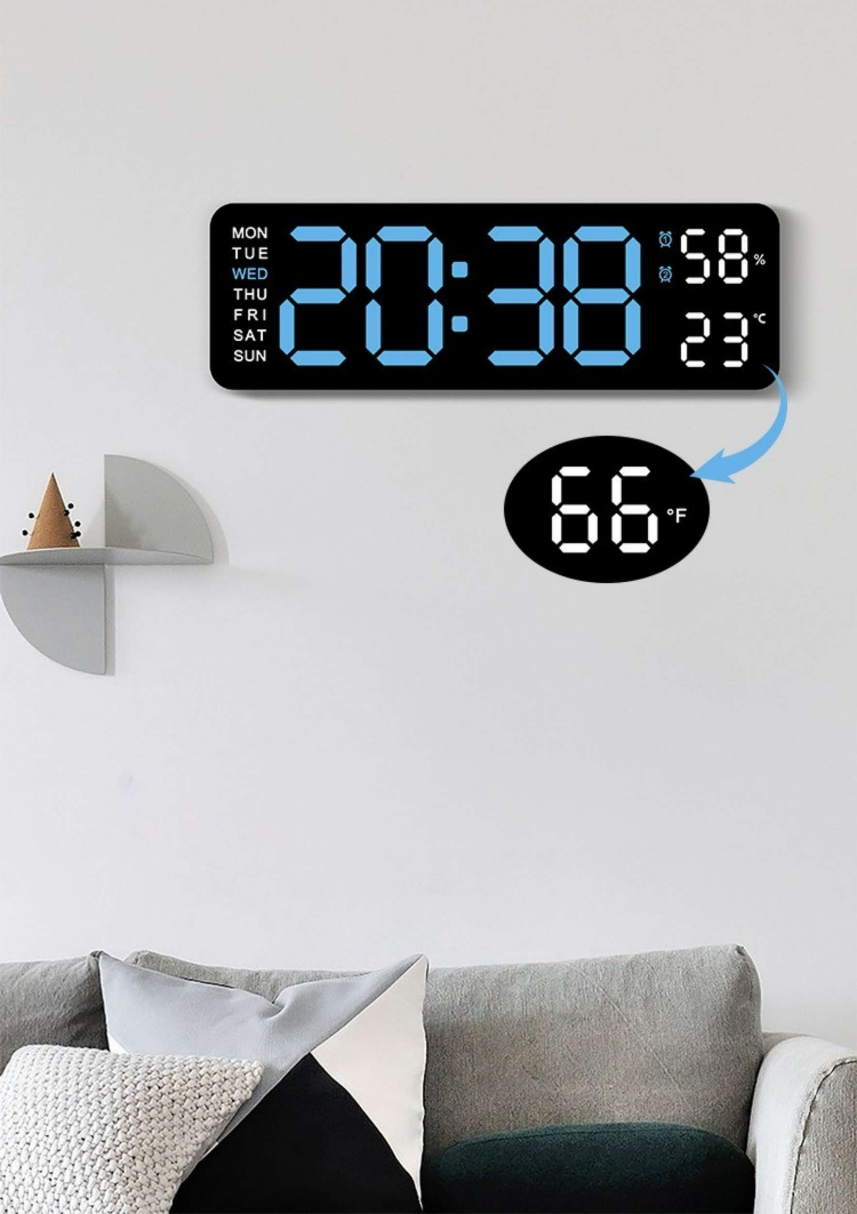 Digitaluhr mit Zeit, Tag und Temperatur. Hängt an weißer Wand.