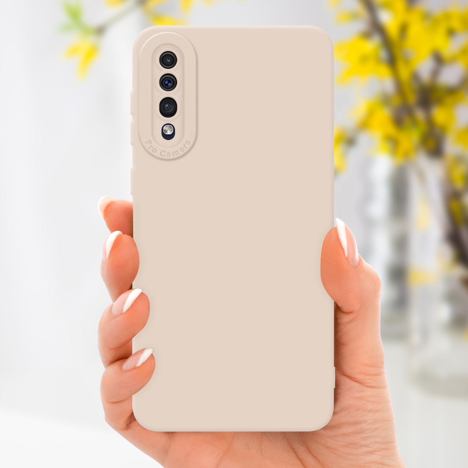 Hand hält eine beige Handyhülle. Hülle hat Kameraausschnitte und eine glatte Textur.
