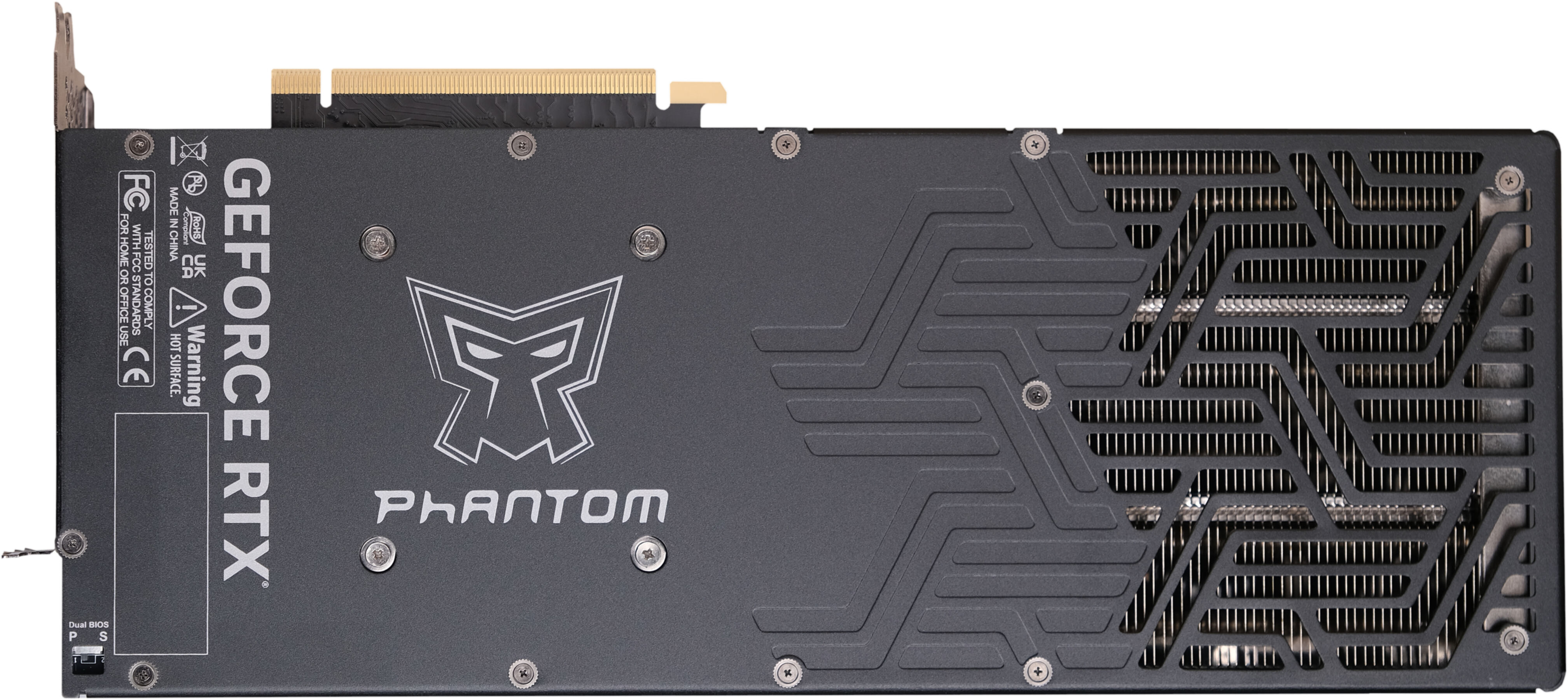 Scheda grafica nera con loghi 'GeForce RTX' e 'Phantom', con alette di raffreddamento e viti.