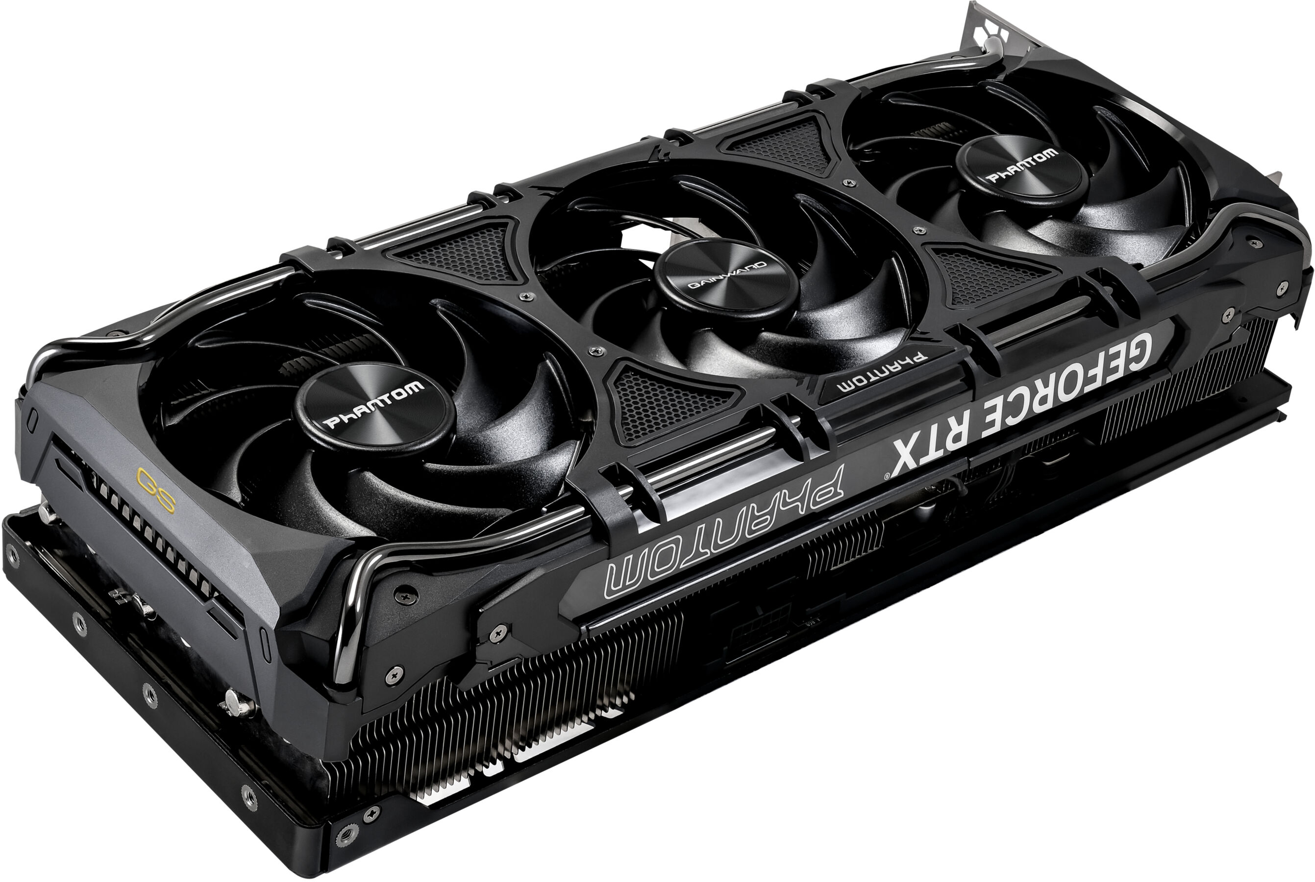 Una scheda grafica nera e argentata con tre ventole. Il testo "GEFORCE RTX" e "PHANTOM" è visibile.