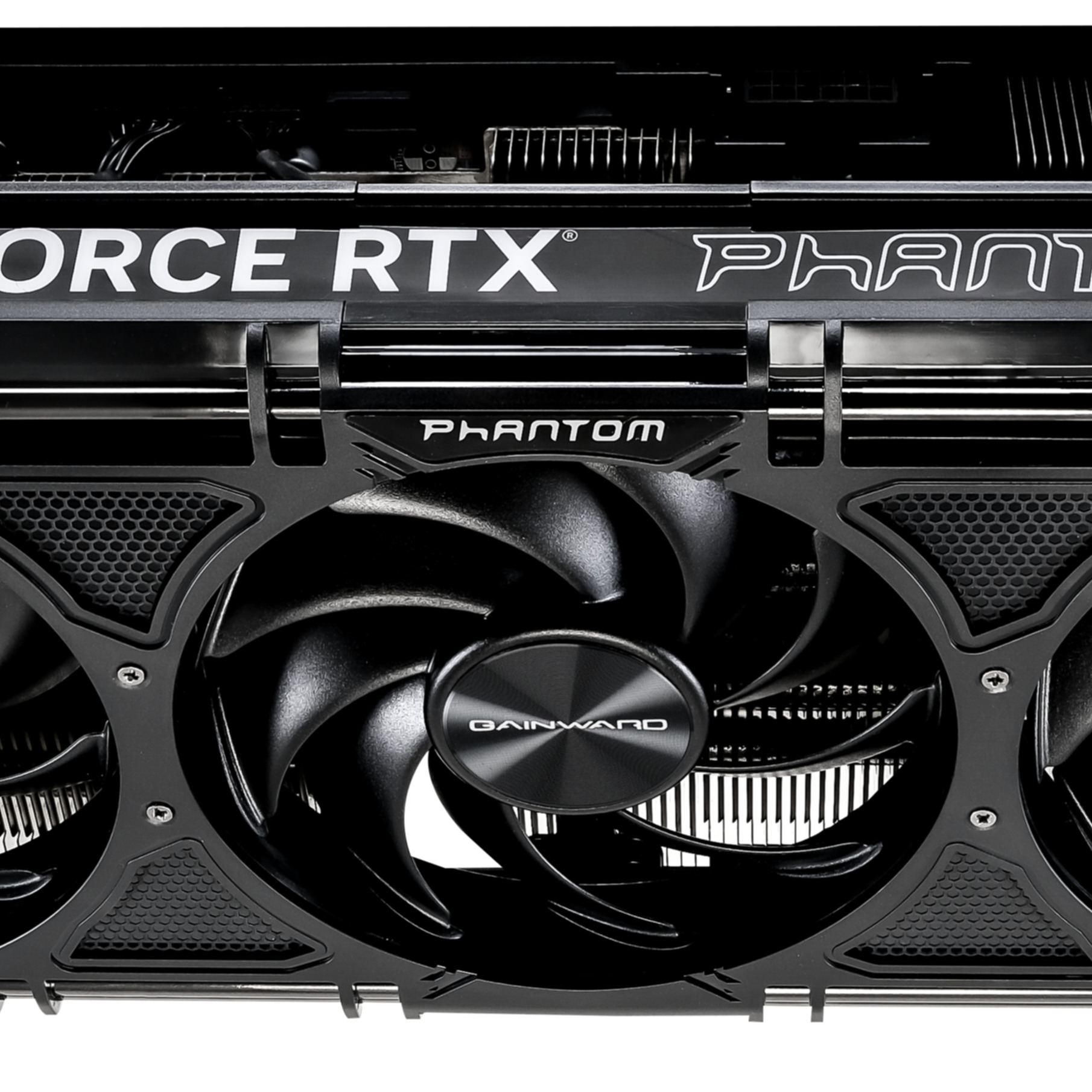 Scheda grafica Gainward Phantom RTX nera. Tre ventole. Sfondo bianco.