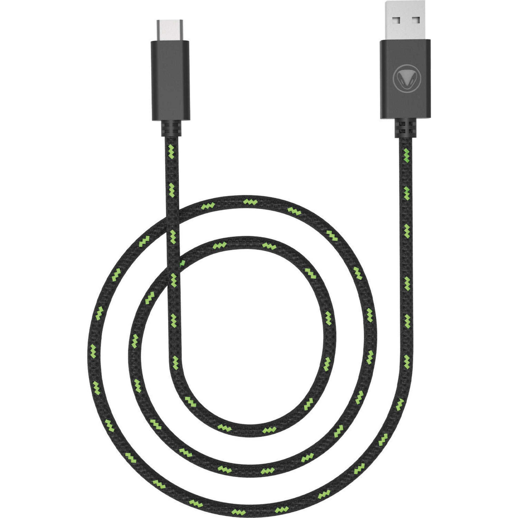 Ein USB-C-zu-USB-Kabel, schwarz mit grünen Akzenten, auf einer weißen Oberfläche aufgerollt. Anschlüsse sichtbar.