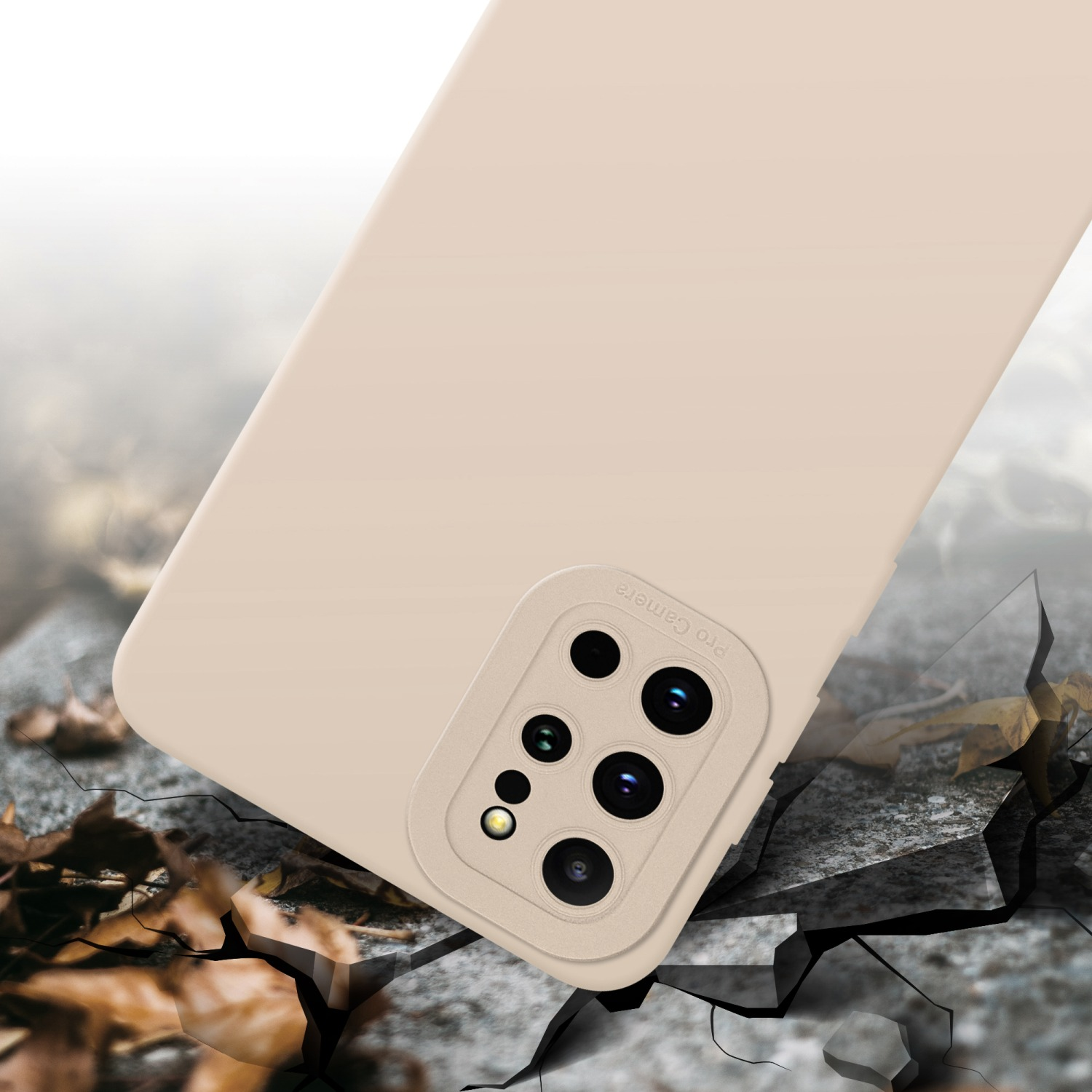 Coque de téléphone beige sur surface fissurée, avec bosse de caméra visible.