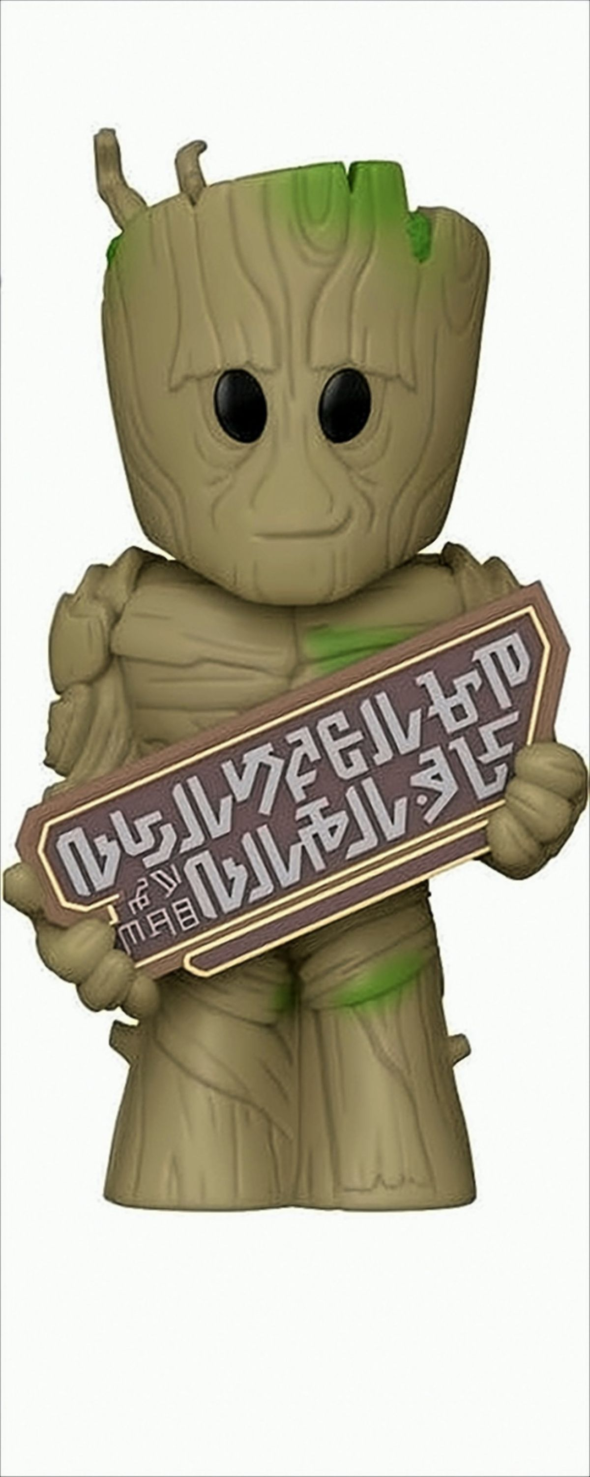 Groot-Figur hält Schild. Braune und grüne Farben. Schild hat fremdartigen Text.